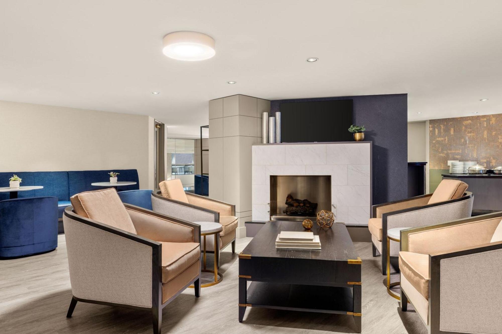Club level, Guest room, 1 King, City view, High floor