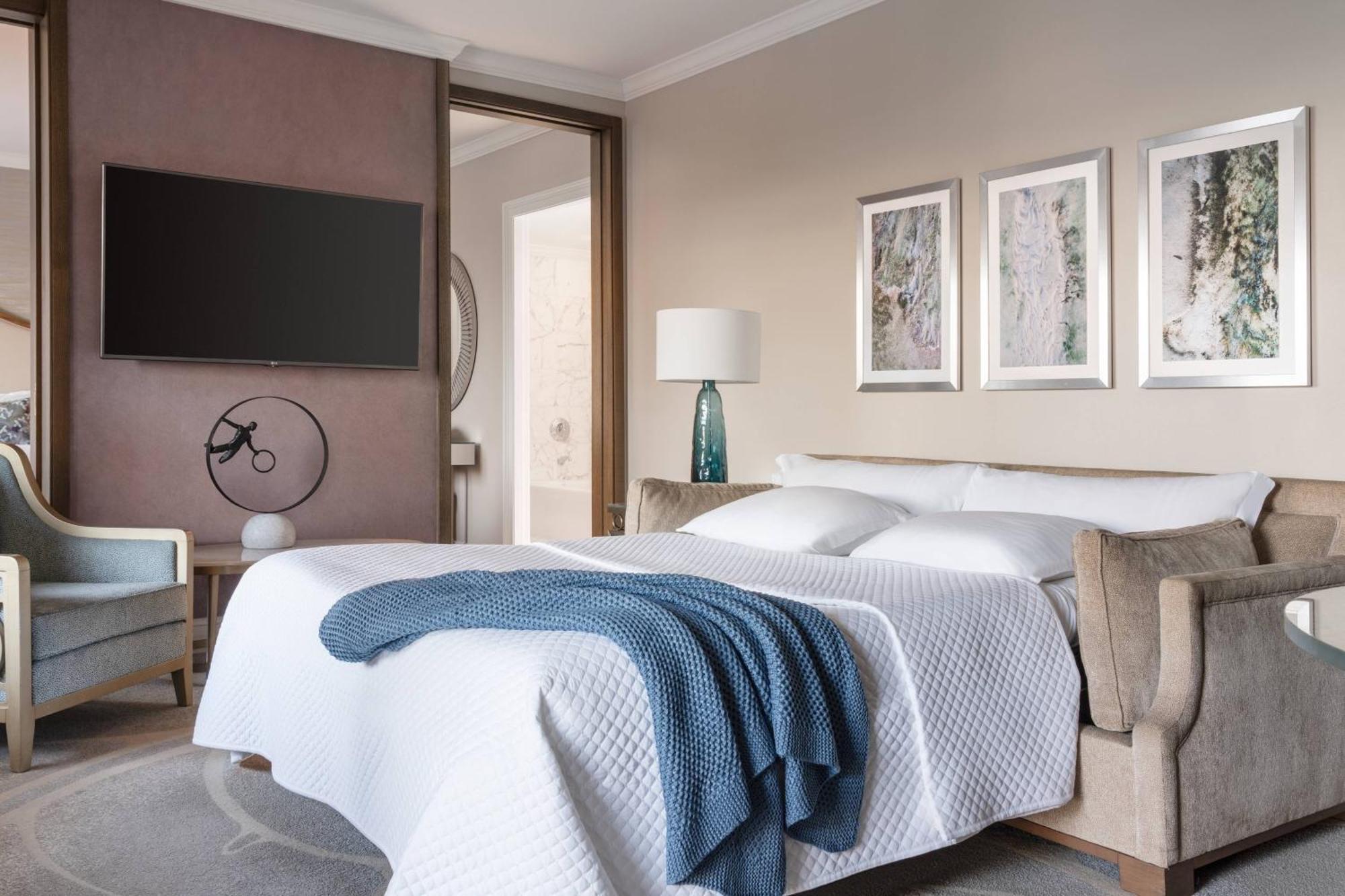 One-Bedroom Suite with Bay View and Balcony