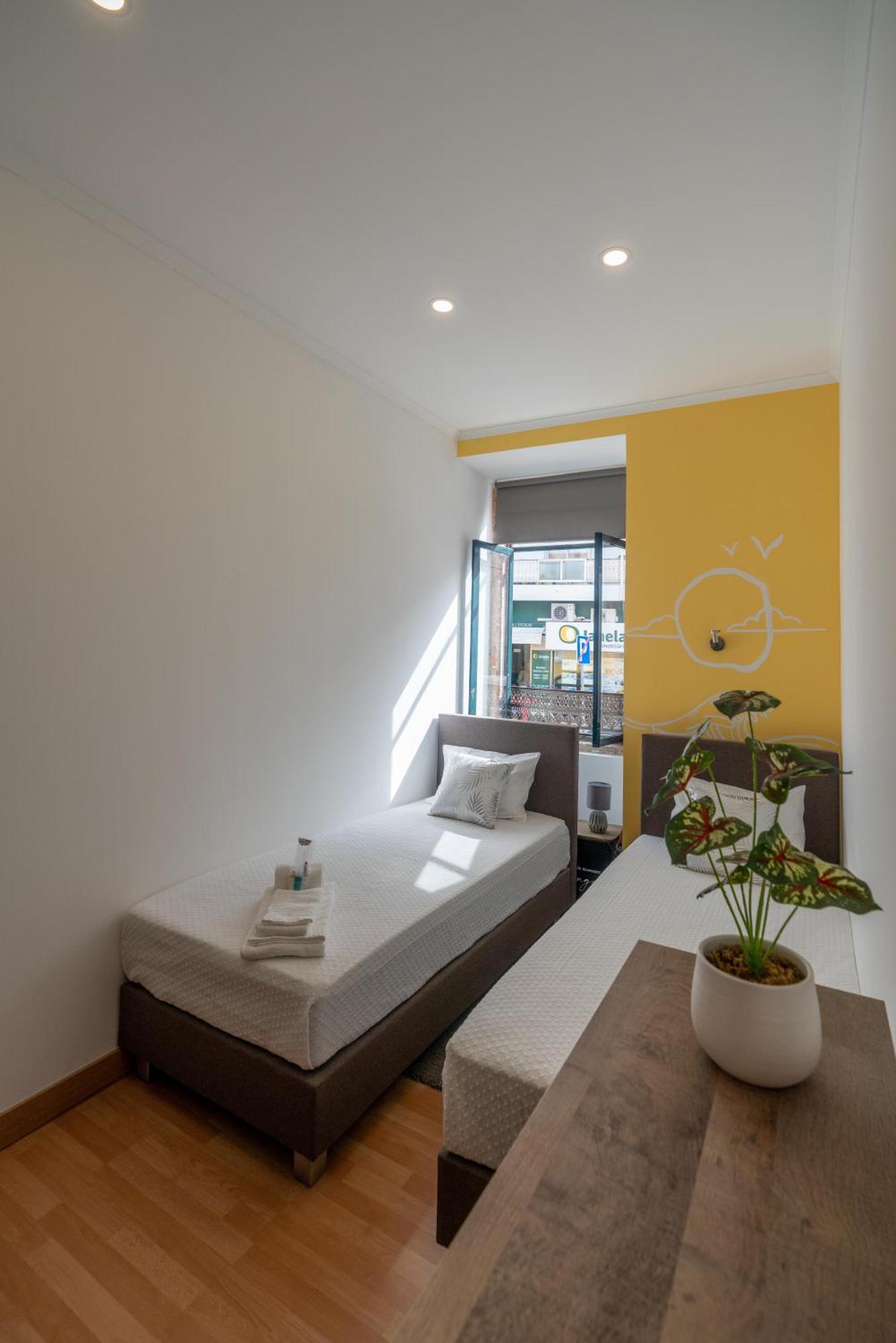 Quarto Twin com WC Partilhado