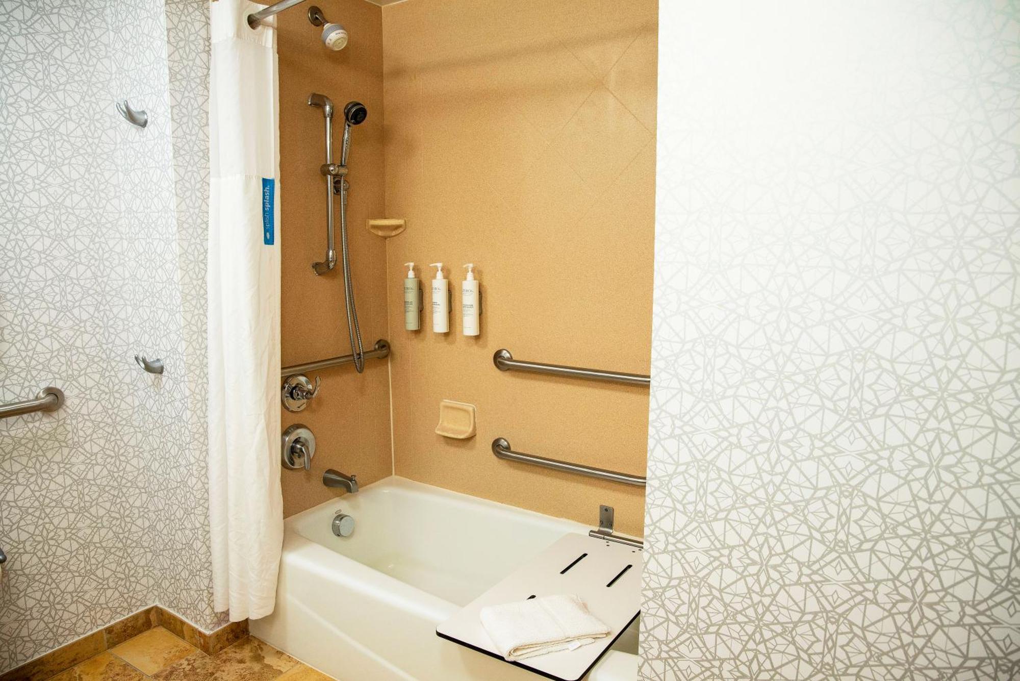 Queen Room with Two Queen Beds - Hearing Access/Non-Smoking