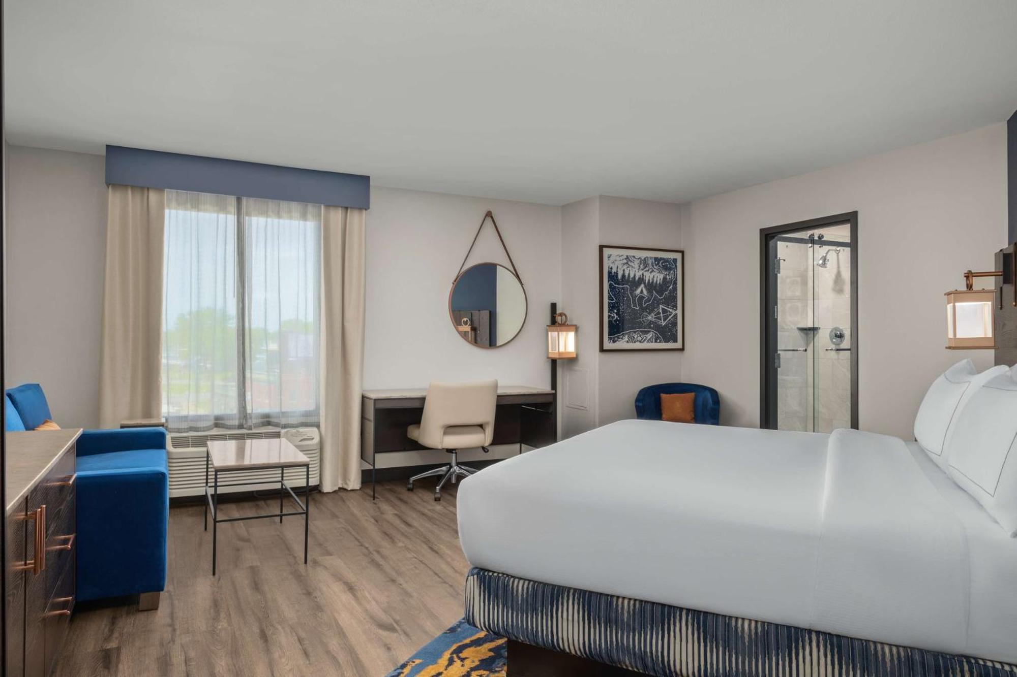 King Room with Bath Tub - Mobility and Hearing Access/Non-Smoking
