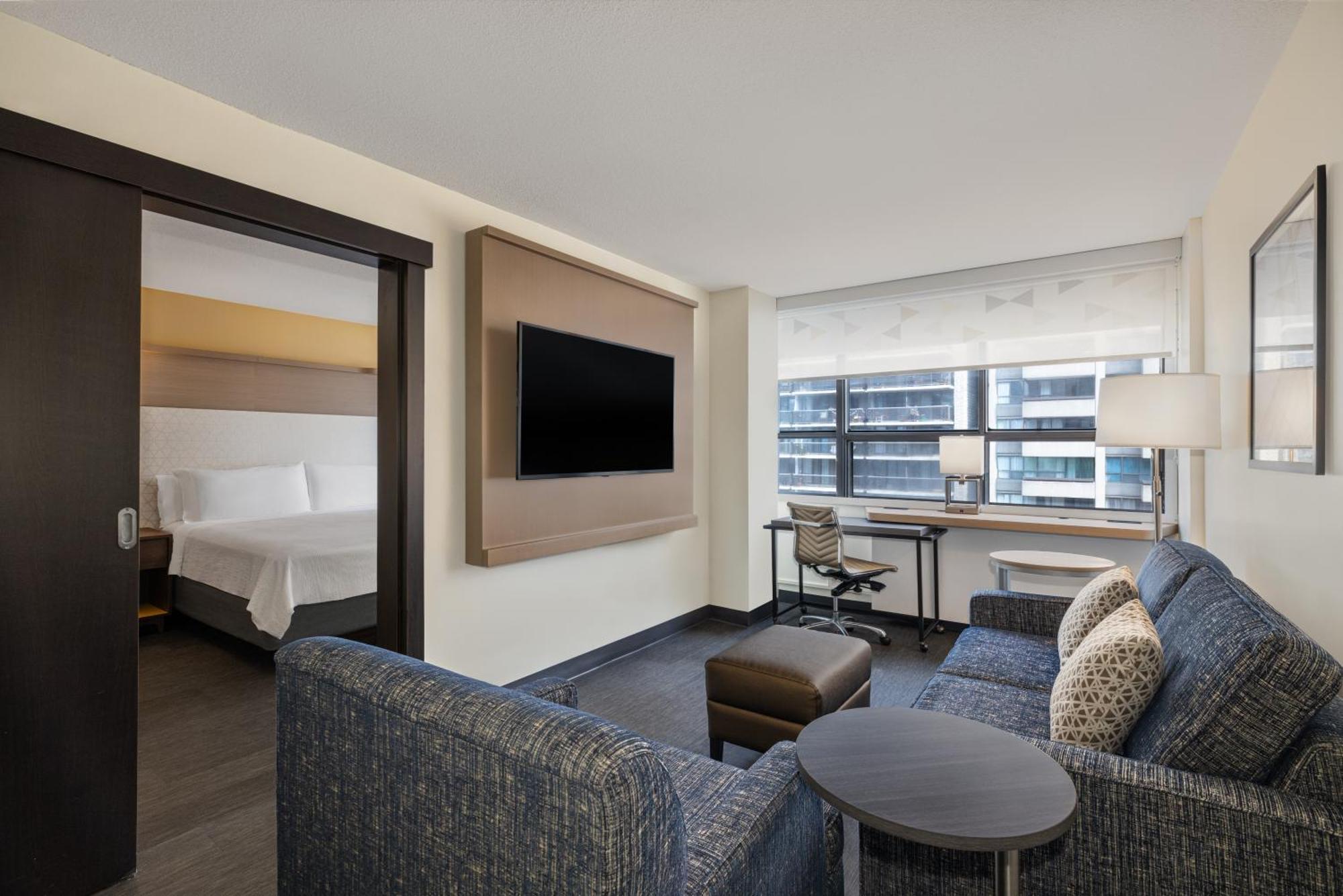 Suite mit Kingsize-Bett und Stadtblick