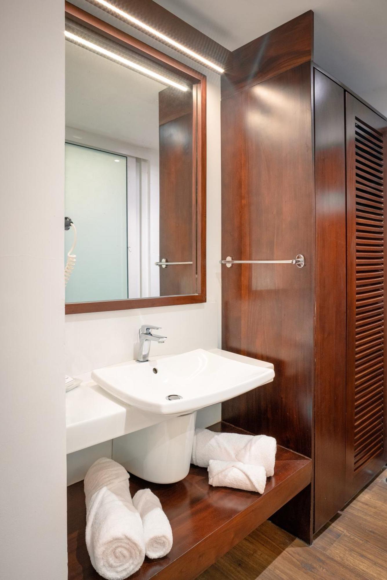 Deluxe Zimmer mit Kingsize-Bett und Balkon
