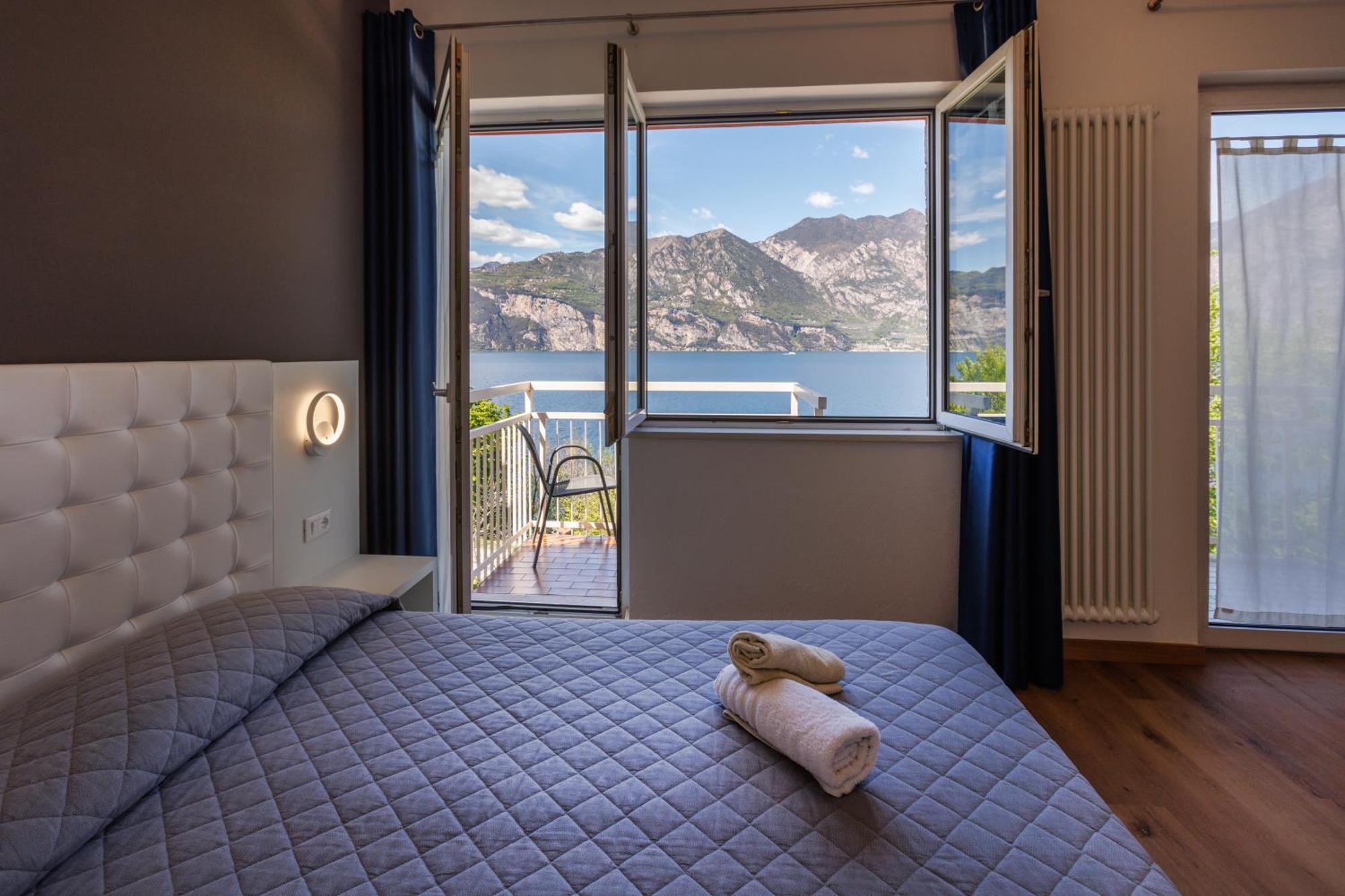 Camera Matrimoniale Deluxe con Balcone e Vista Lago