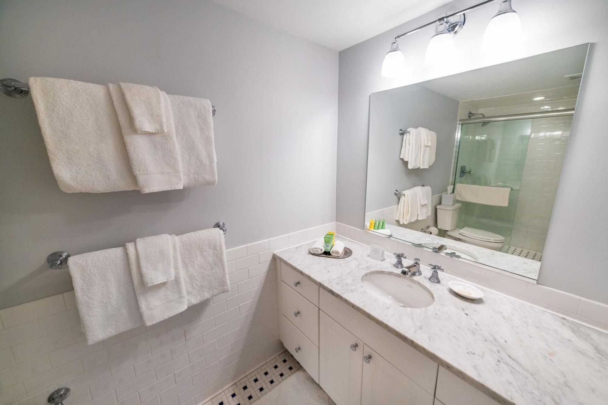 One-Bedroom Apartment with Balcony,1543520401:JPEG