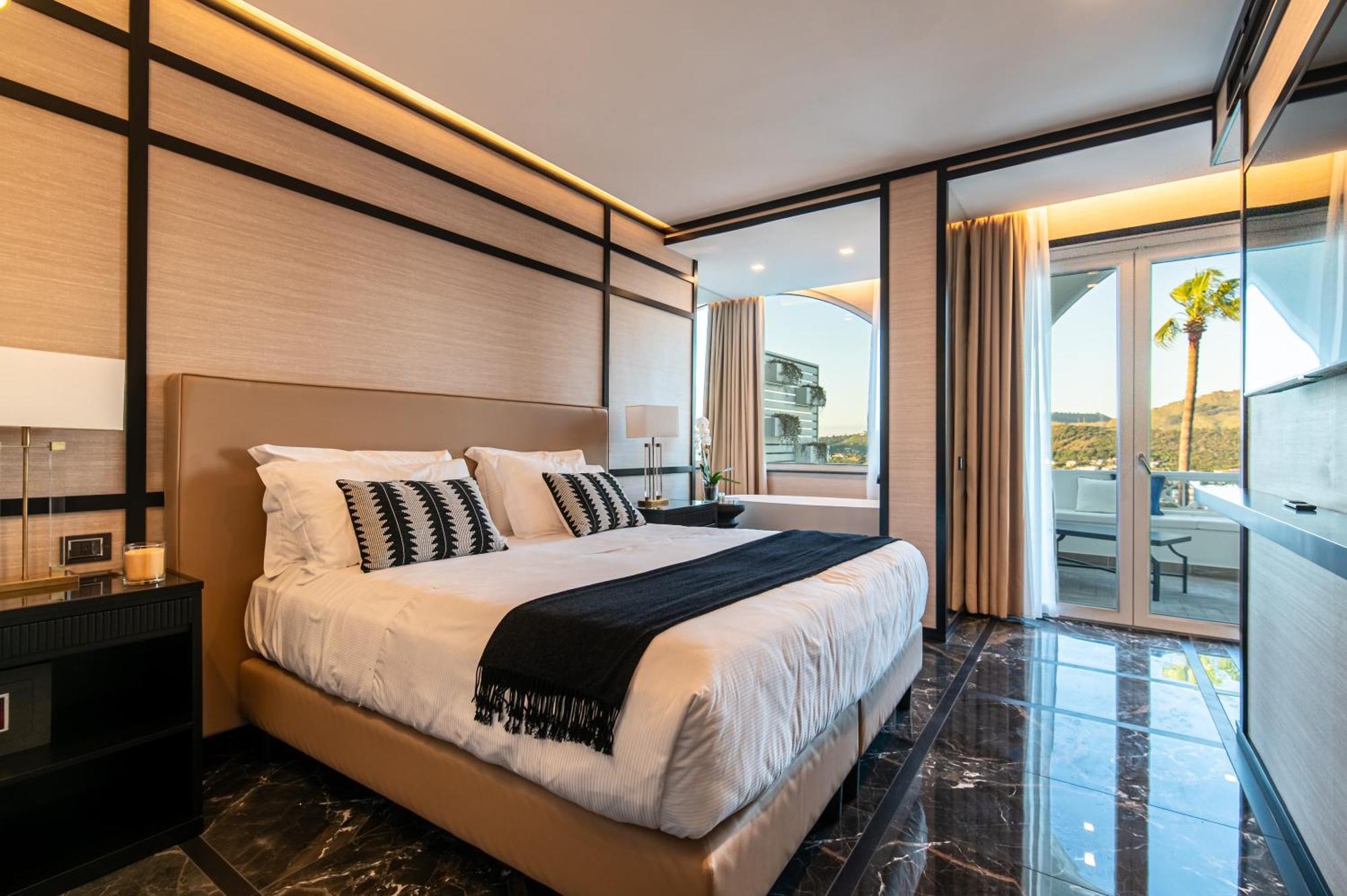 Executive Suite with Bathtub,1543317838:JPEG