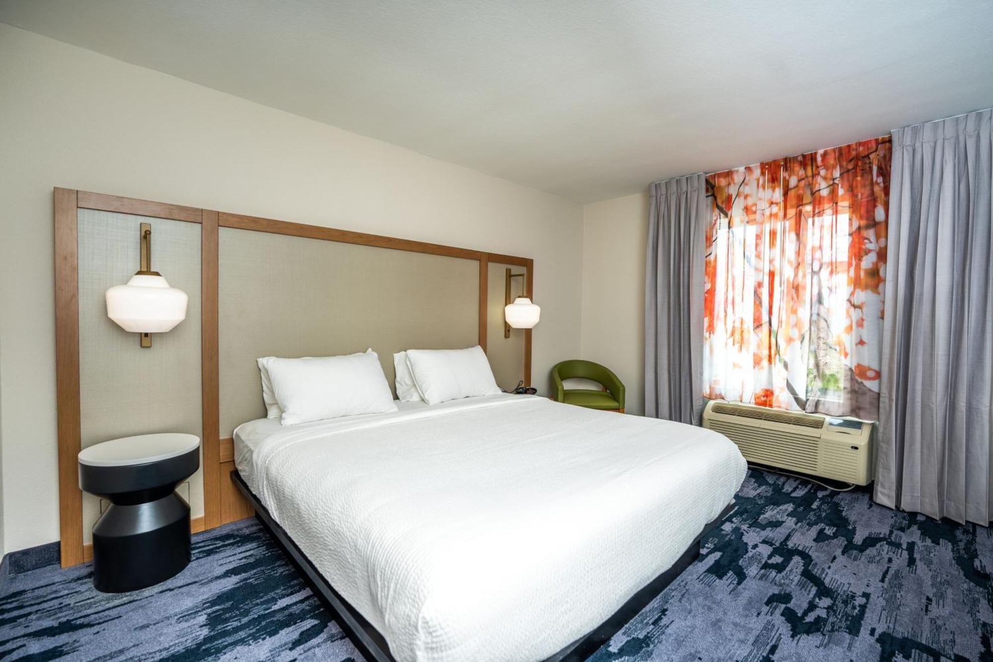 King Room with Bathtub - Mobility Access/Hearing Accessible
