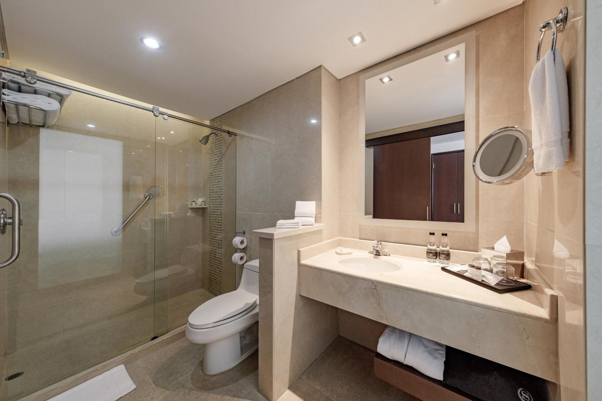 Habitación con cama extragrande.