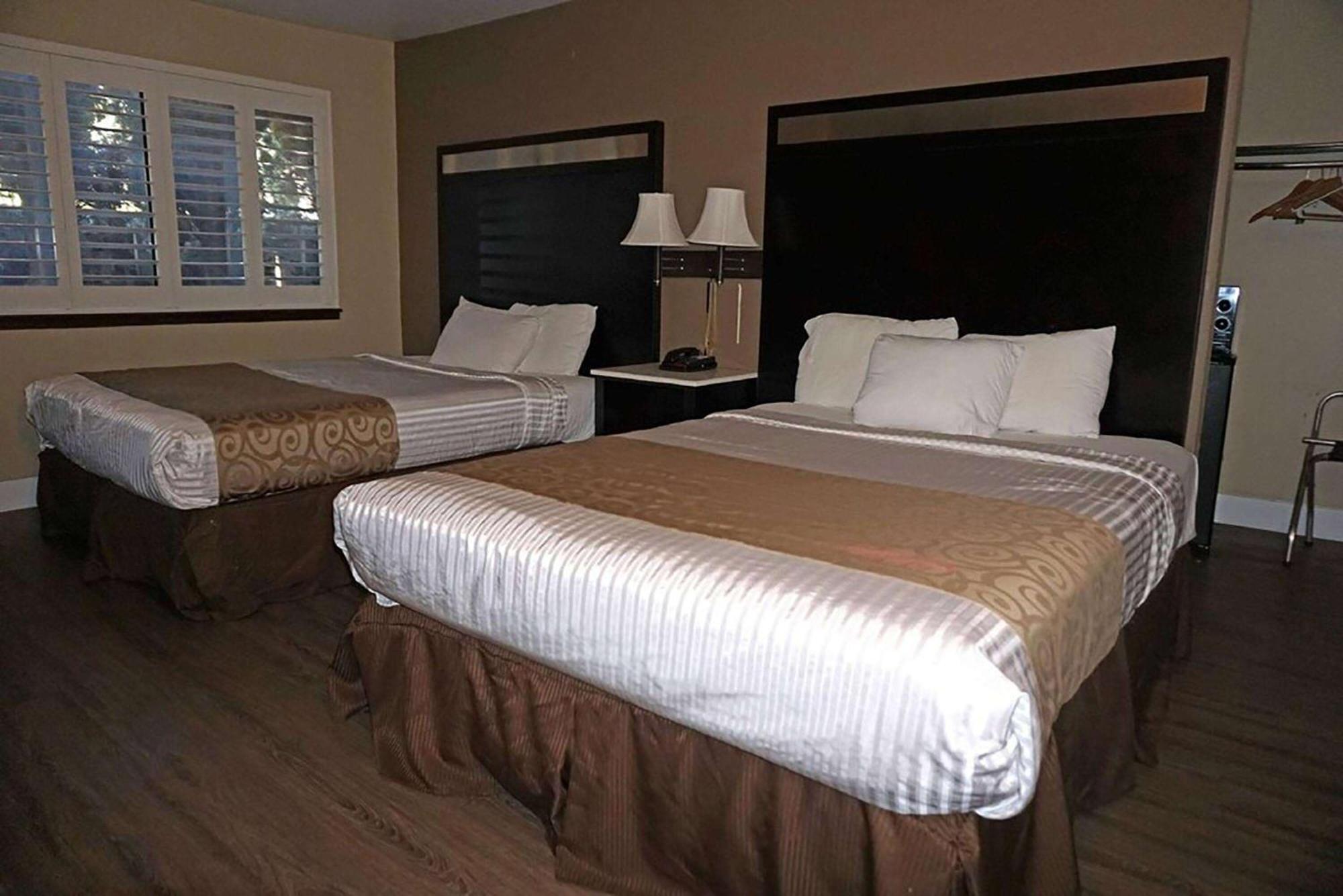 Double Room with Two Double Beds - Non-Smoking
