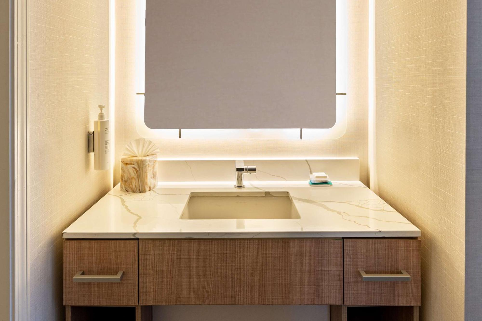 King Suite with Bath Tub - Mobility Access