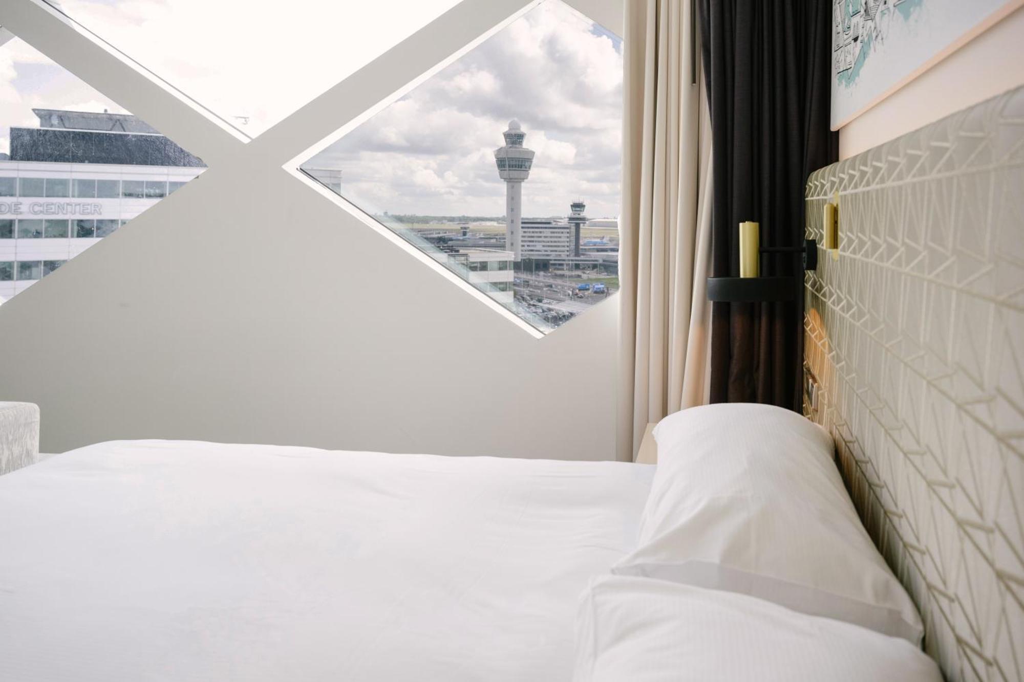 Deluxe Hoekkamer met Kingsize Bed en Uitzicht op de Luchthaven
