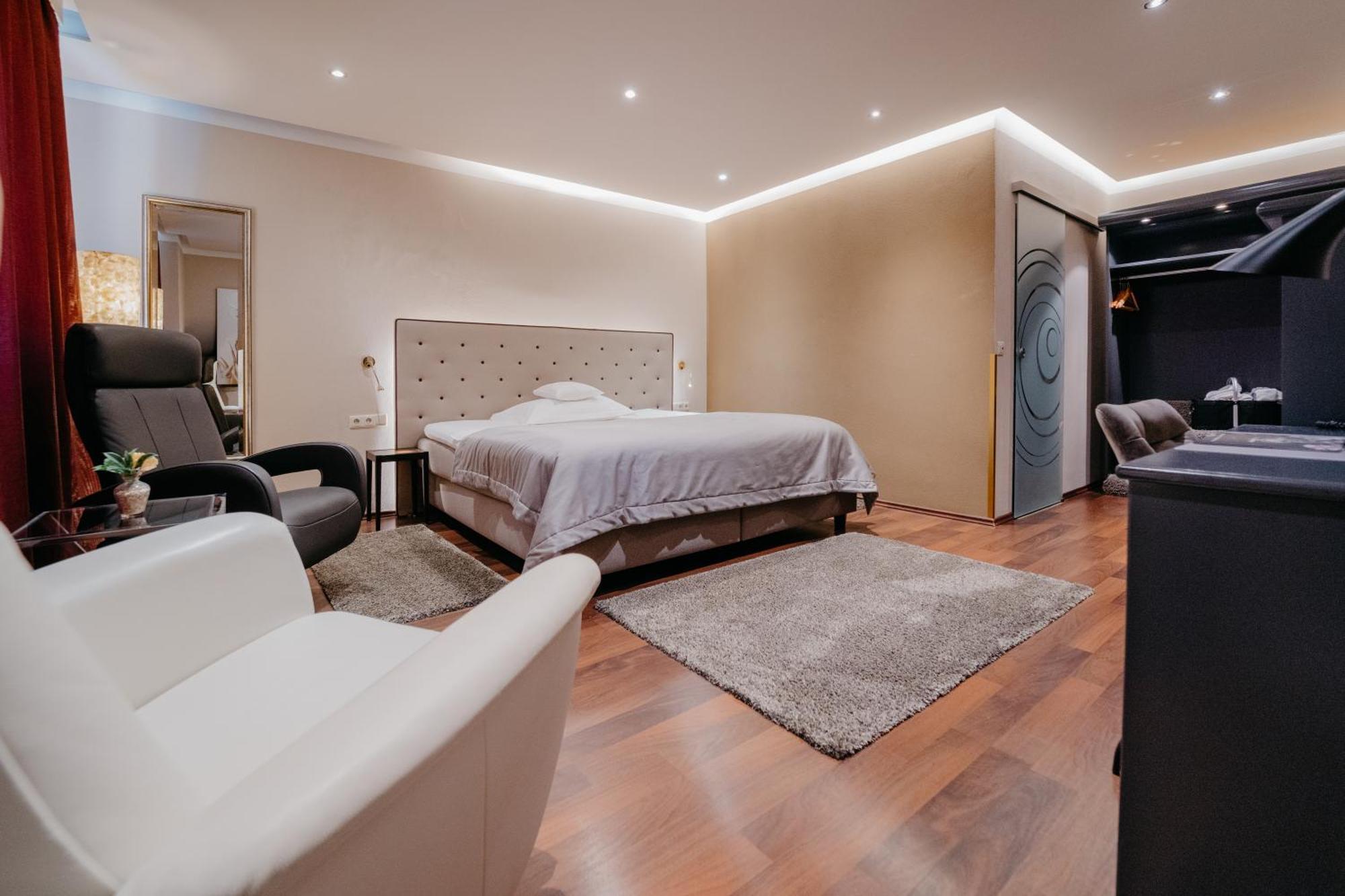Double Room,1545162331:JPEG