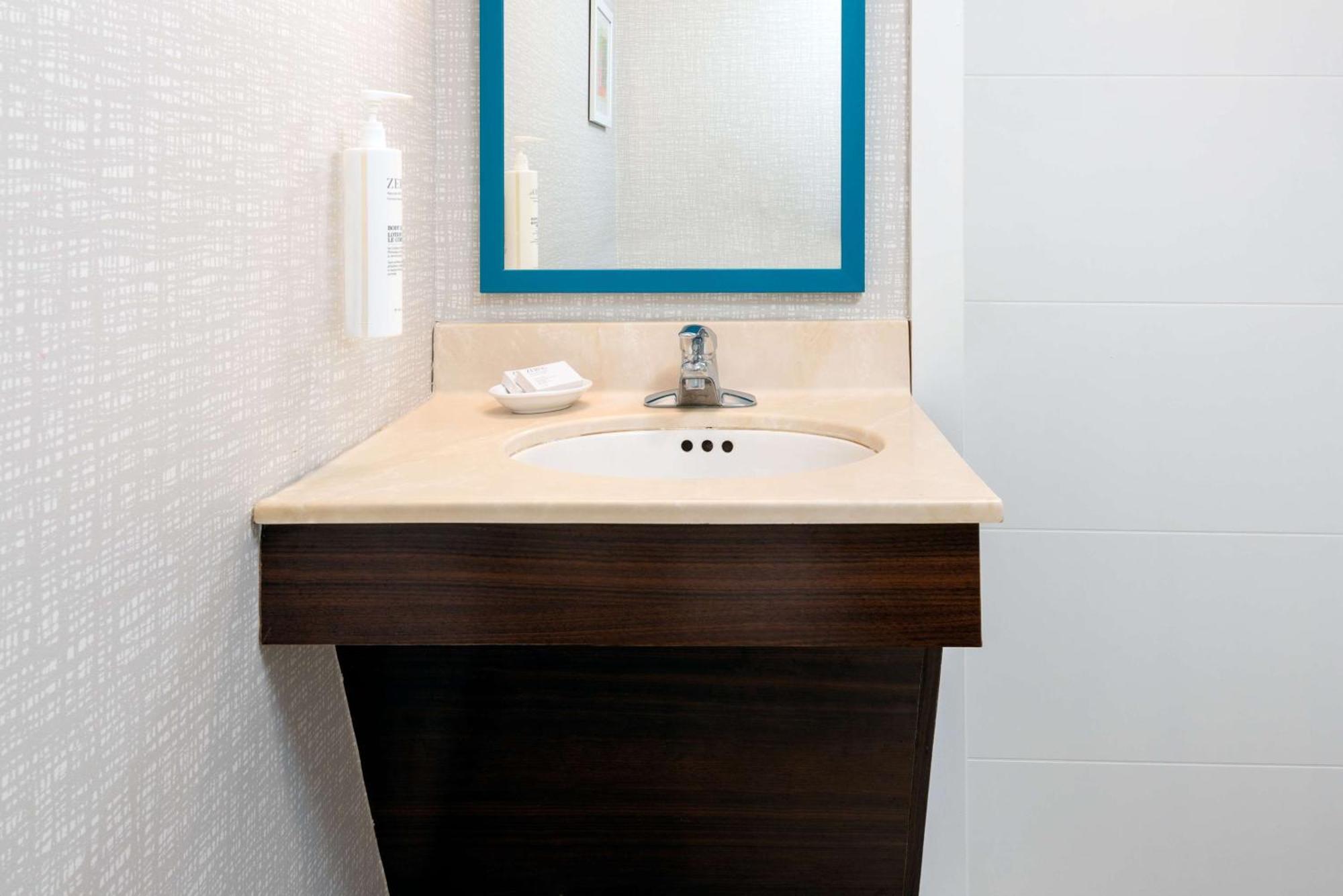 King Room with Accessible Tub - Mobility and Hearing Access/Non-Smoking