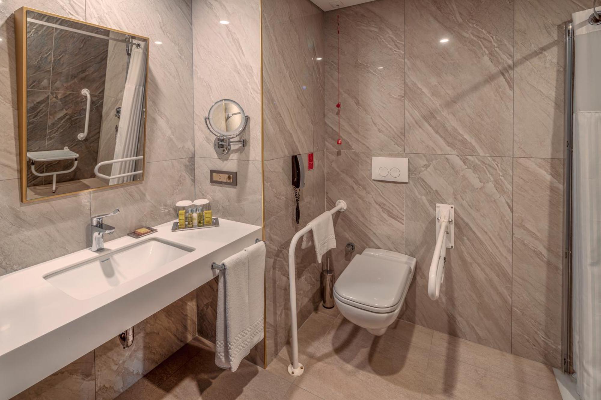 Chambre Lit King-Size - Accessible aux Personnes à Mobilité Réduite