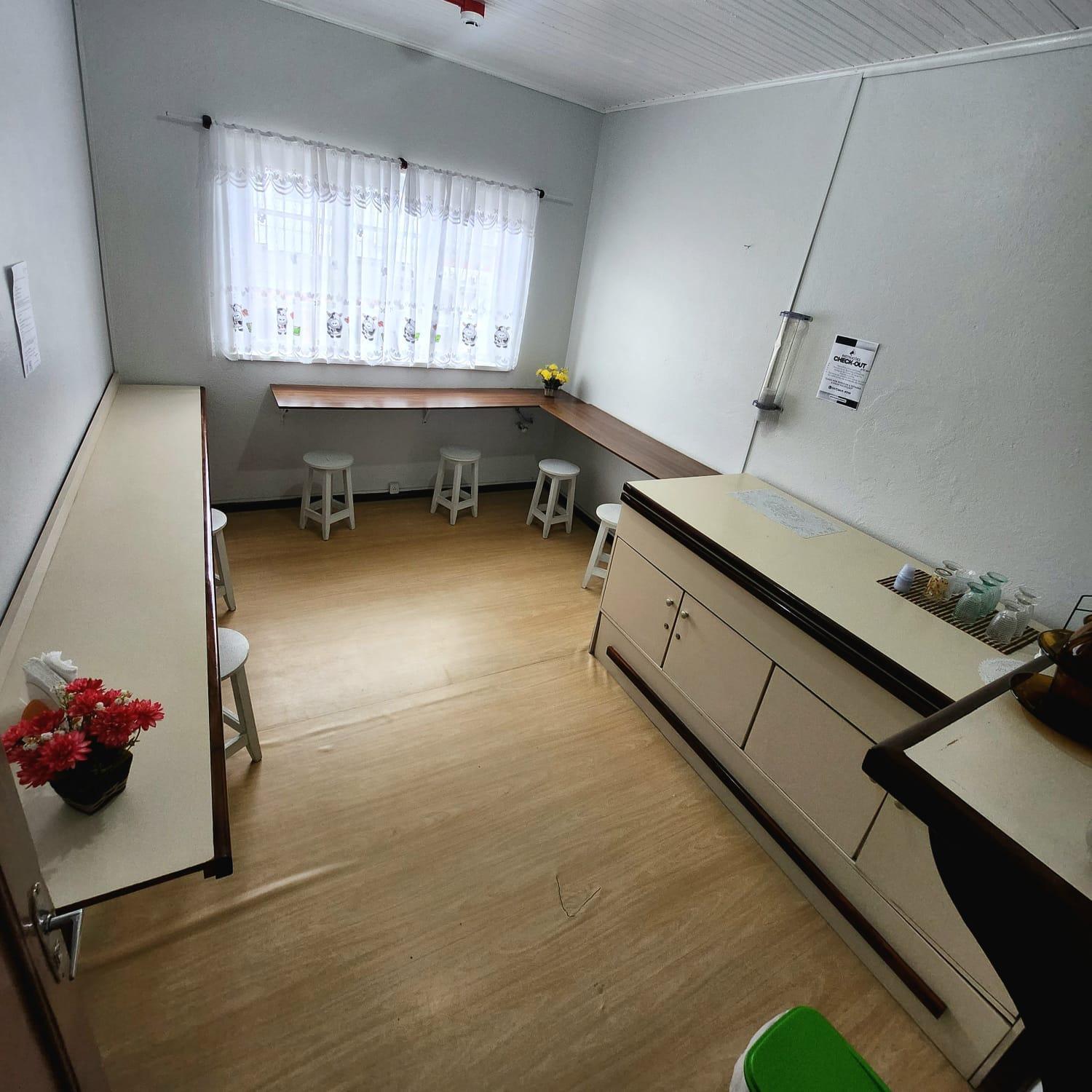 Quarto Triplo Básico com Banheiro Compartilhado
