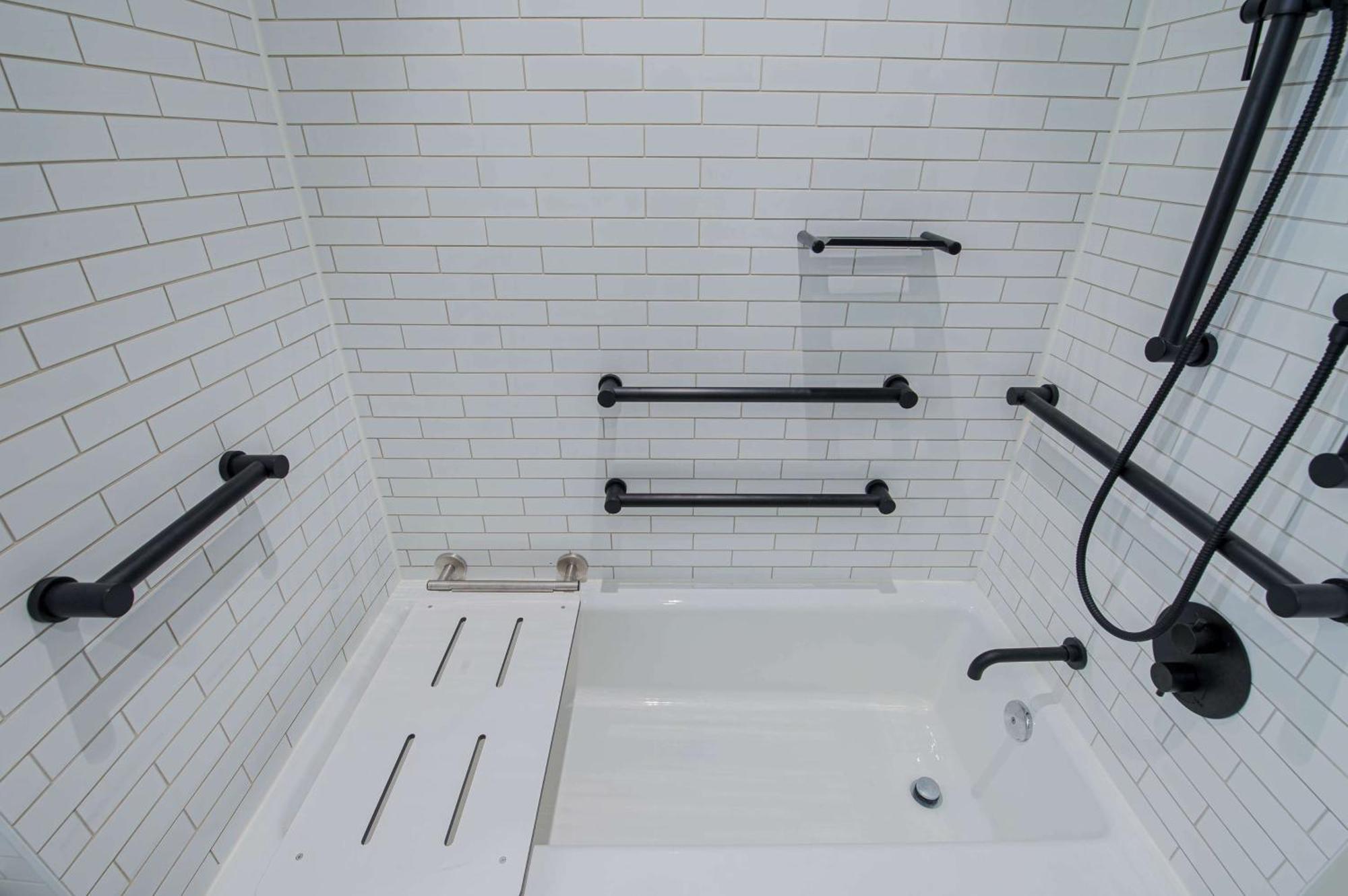 King Room Tub Mobility Hearing Access,1546960936:JPEG