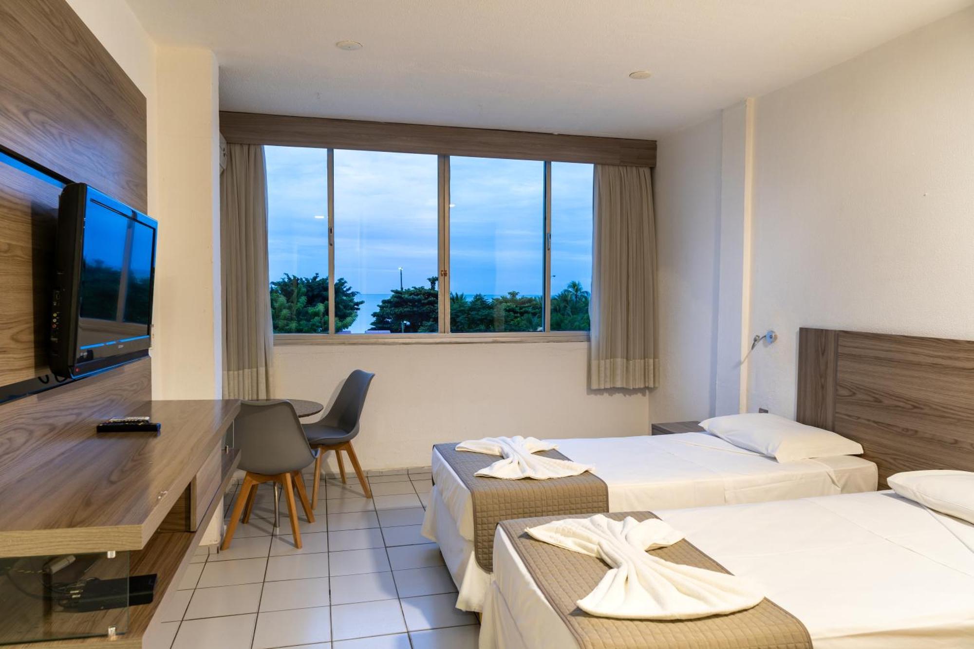 Quarto com Cama de Casal ou 2 de Solteiro e Vista Parcial do Mar