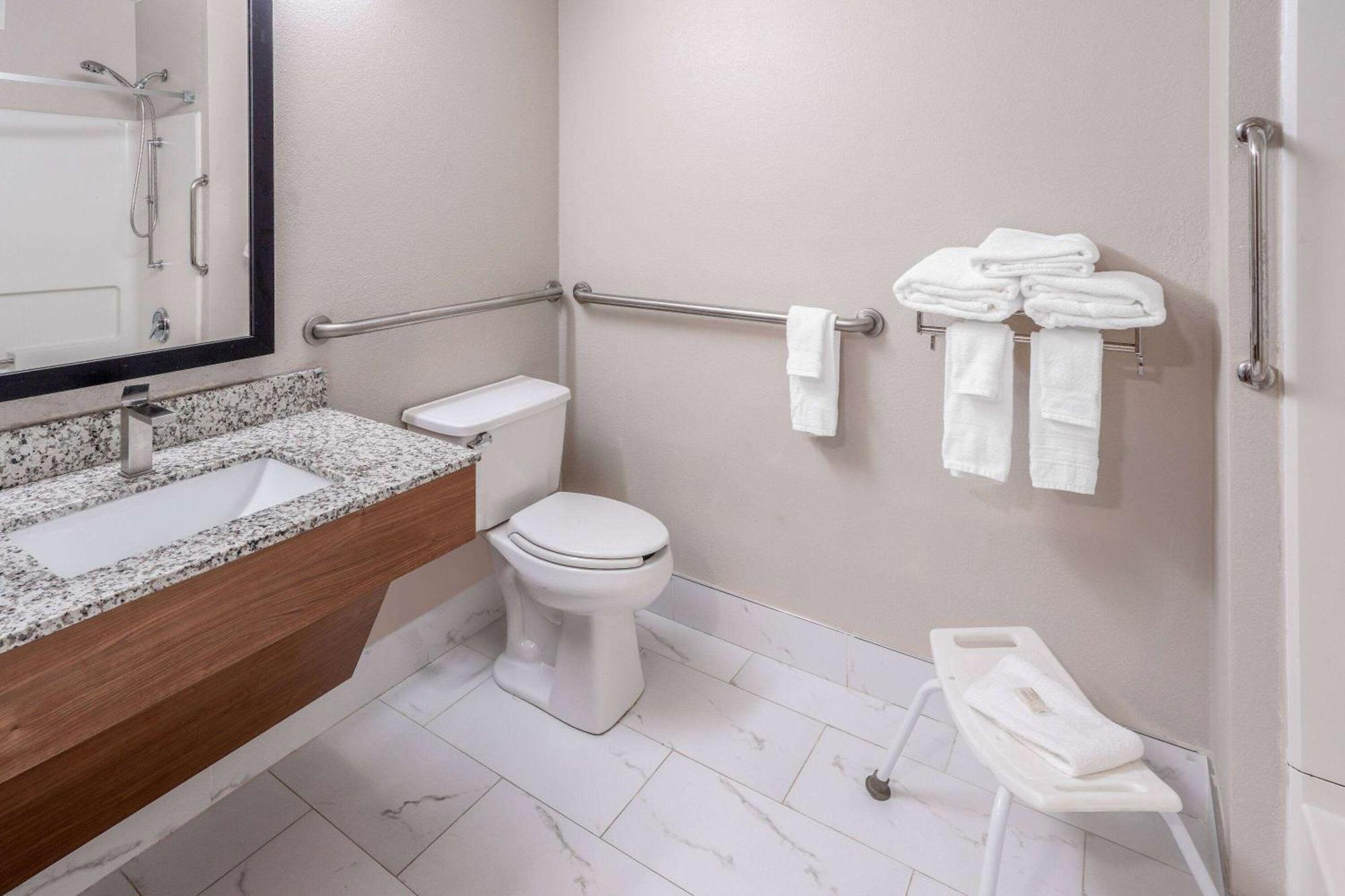 Queen Room - Mobility Access/Non-Smoking