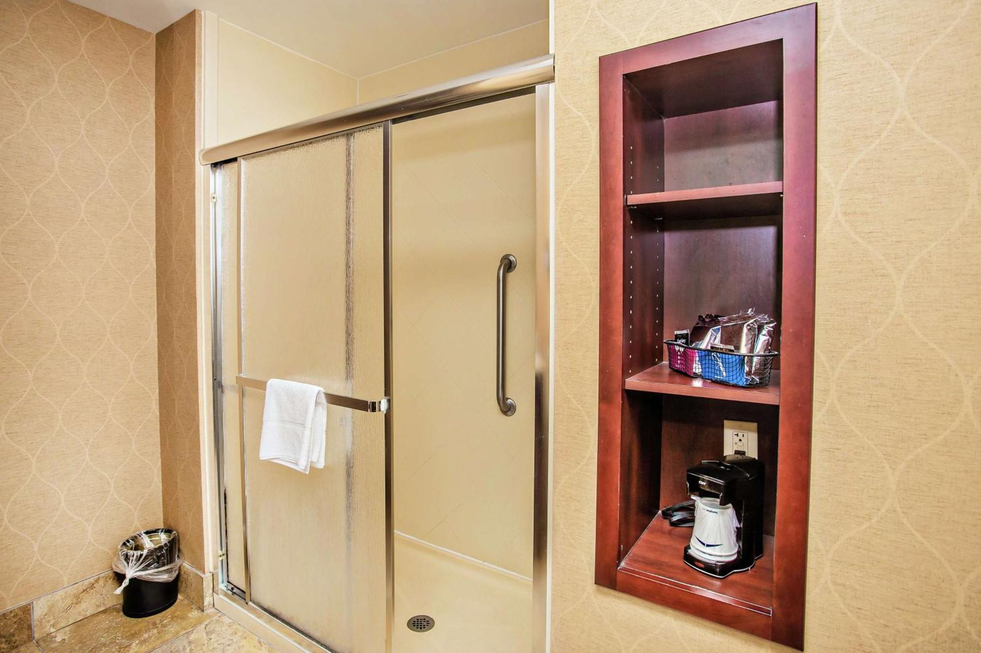 King Room with King Bed - Non-Smoking