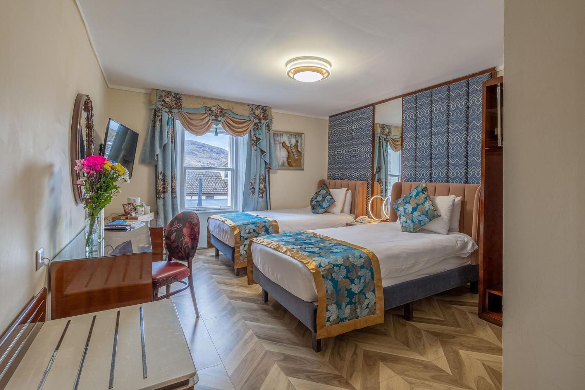 Deluxe Tweepersoonskamer met 2 Aparte Bedden en Uitzicht op het Loch