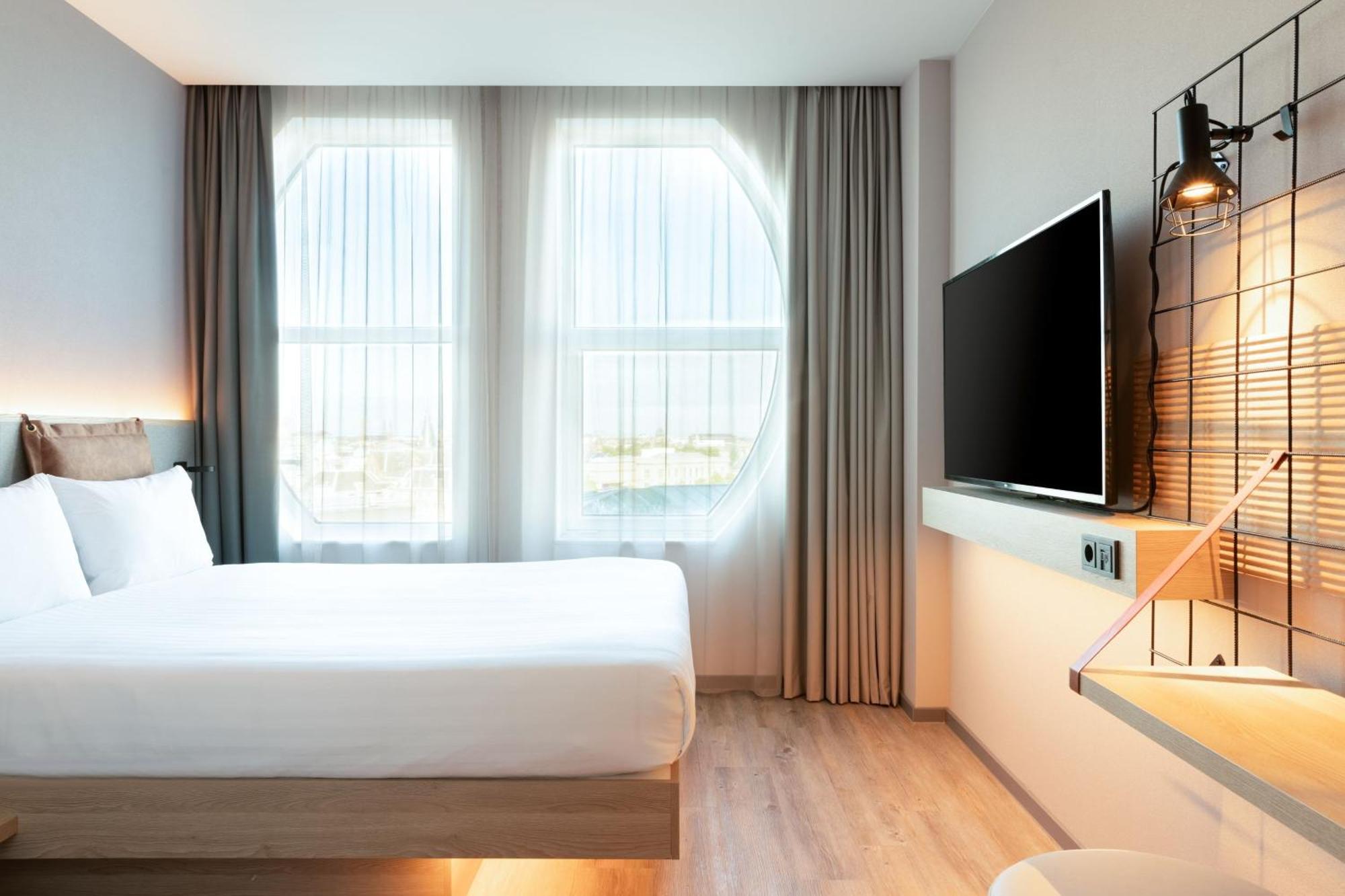 Moxy Kamer met Queensize Bed en Uitzicht op de Stad