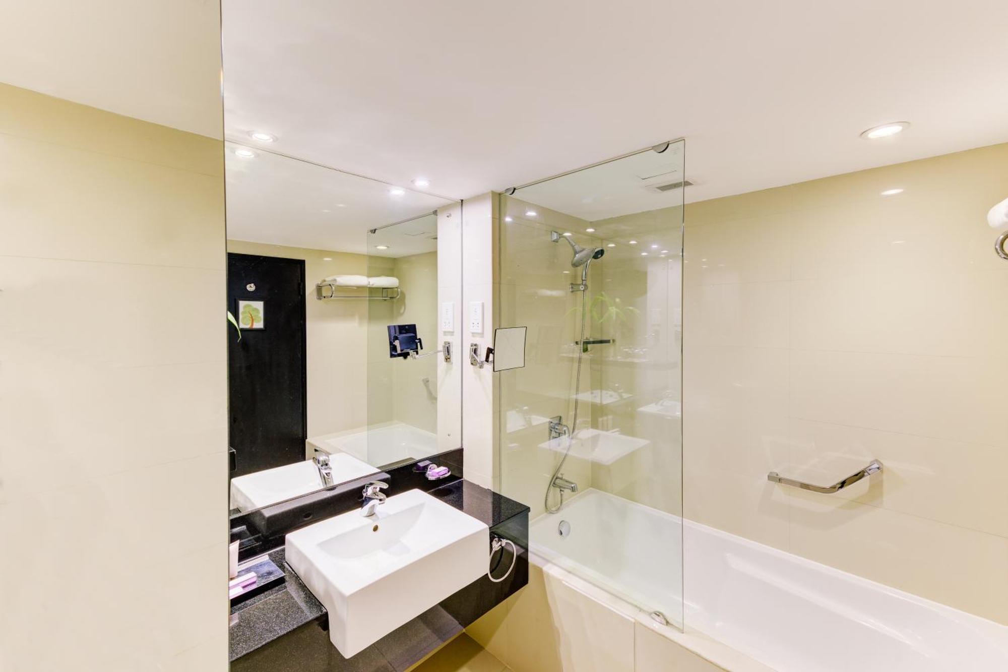 Premium Zimmer mit Blick auf den Pool und den See