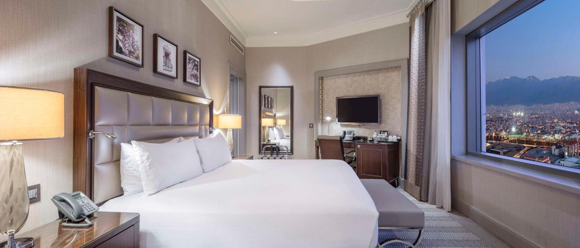 Eckzimmer mit Kingsize-Bett