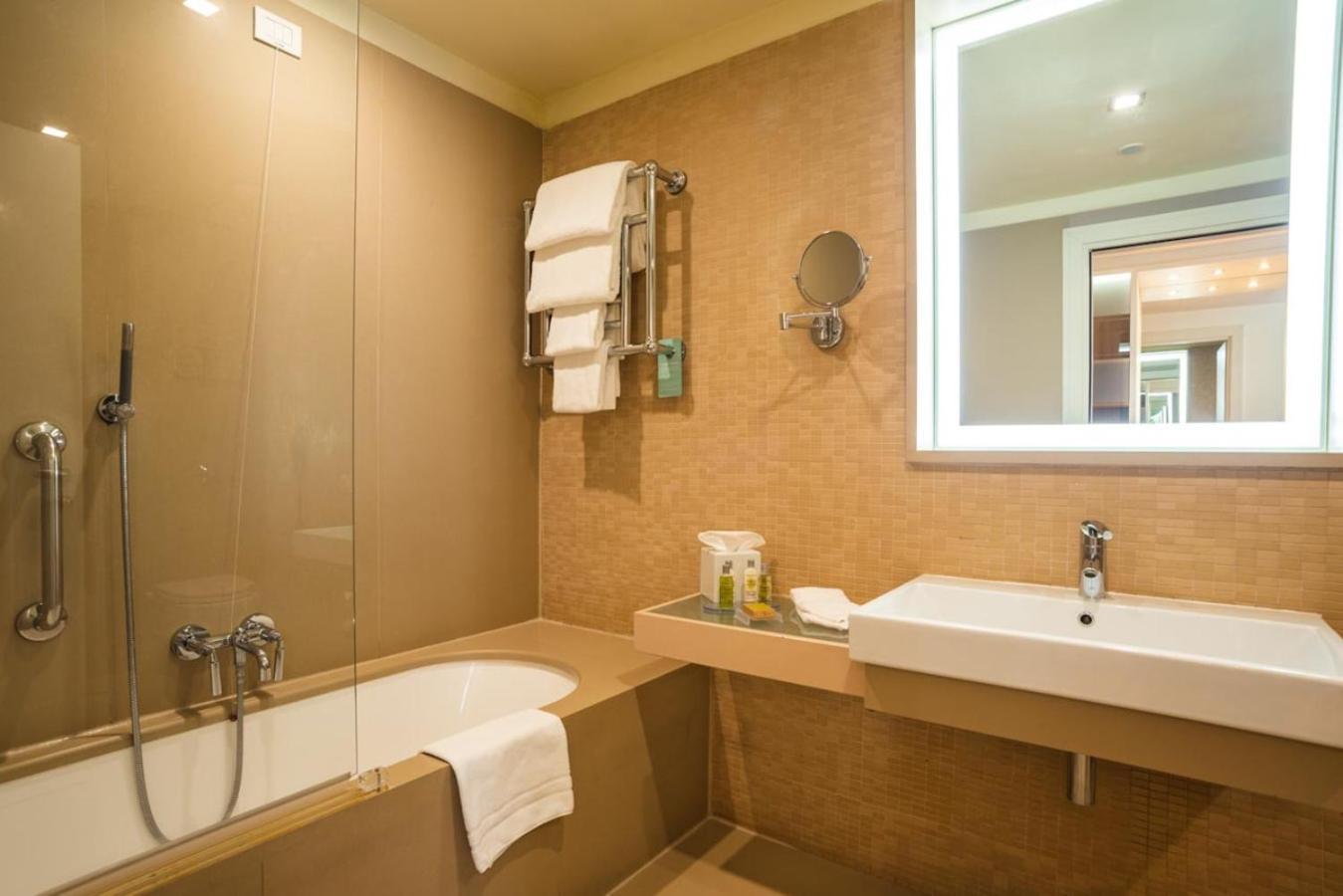 Quarto com Cama King-size e Vista do Parque
