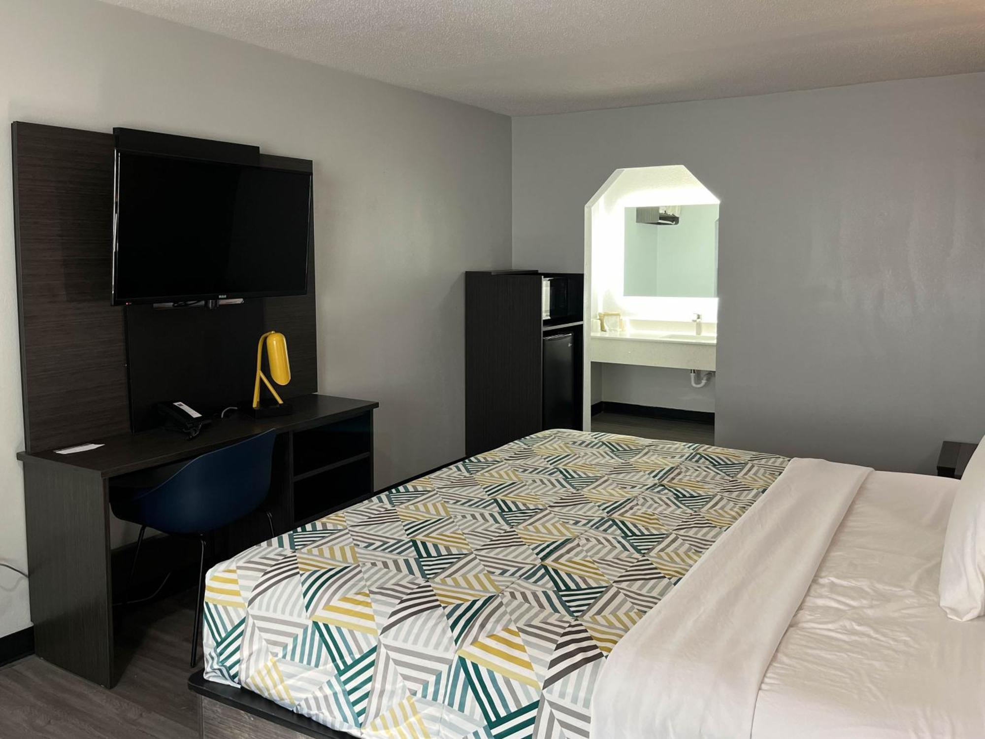 King Room with Roll-in Shower - Disability Access - Non-Smoking