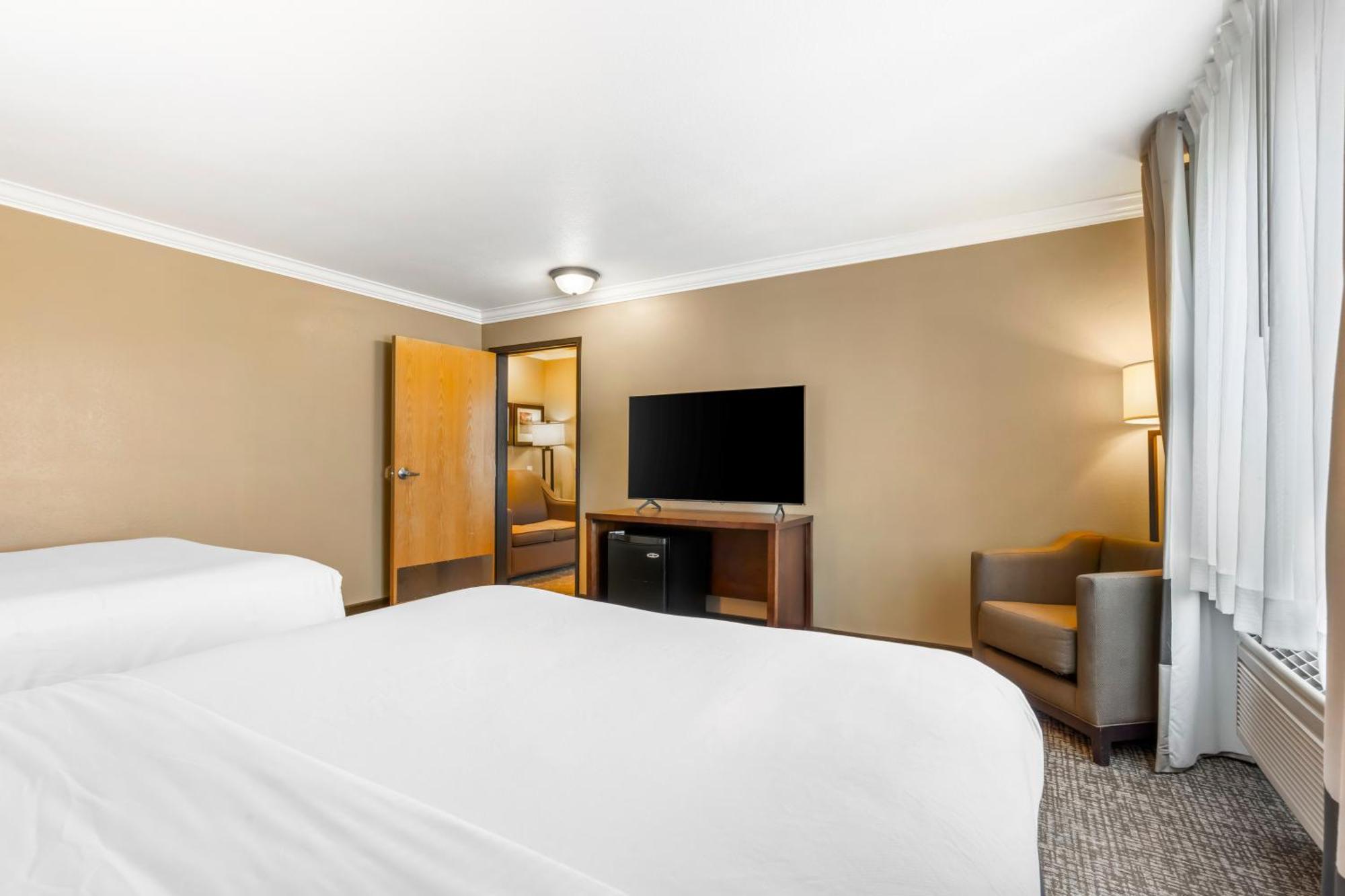 Suite with One King Bed and Two Queen Beds - Accessible/Non-Smoking