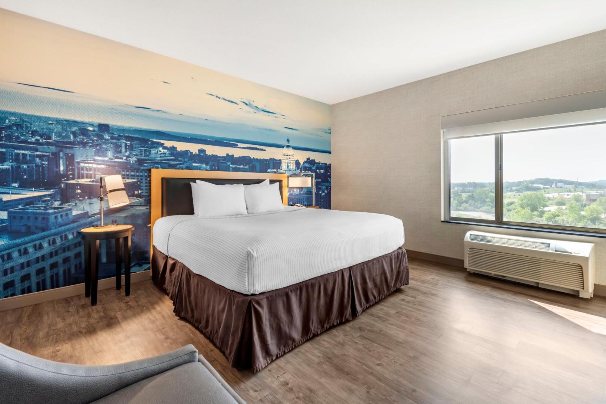 King Suite Upgrade - Accessible/Non-Smoking