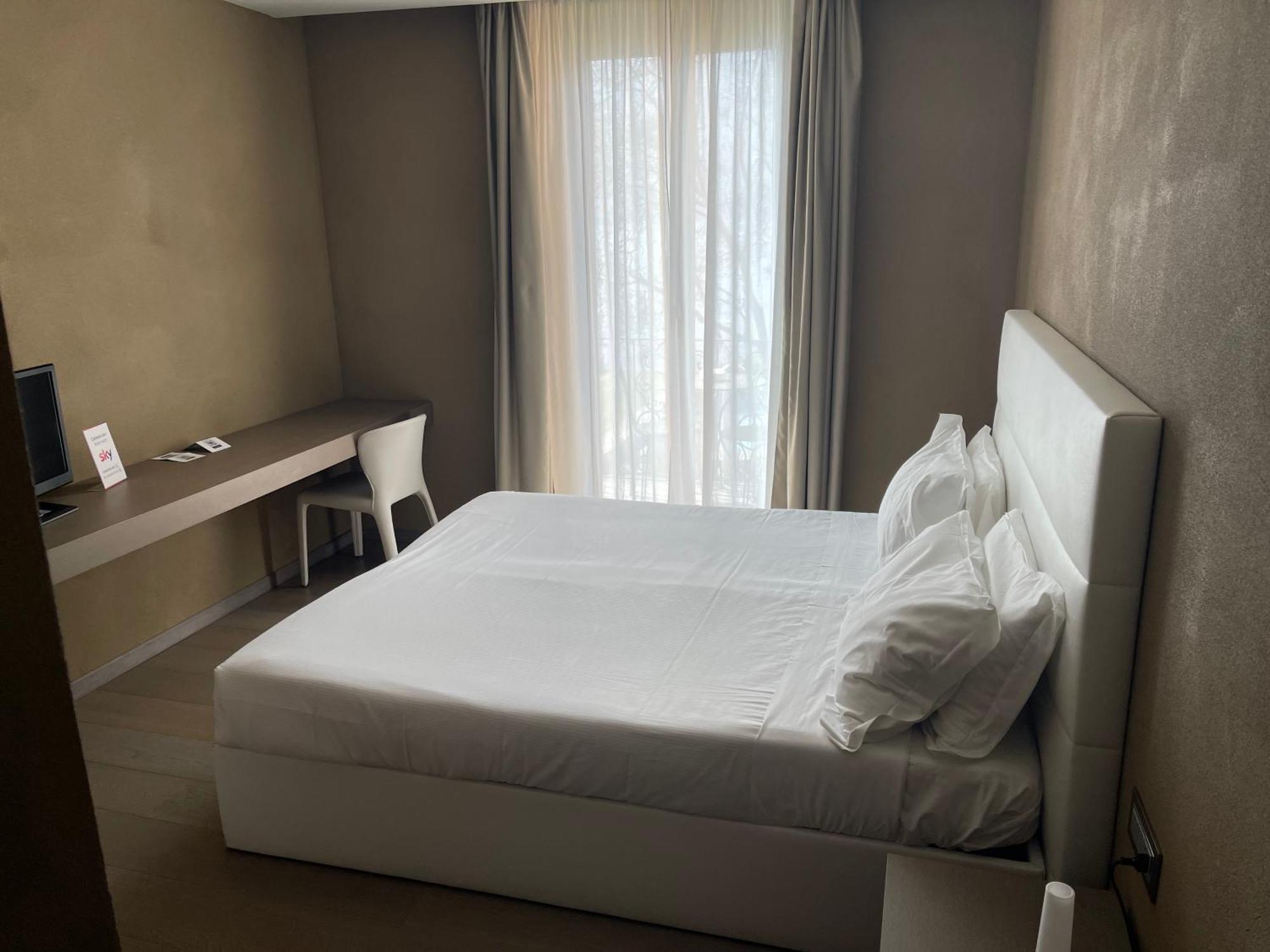 Double or Twin Room Lake View,1551008575:JPEG