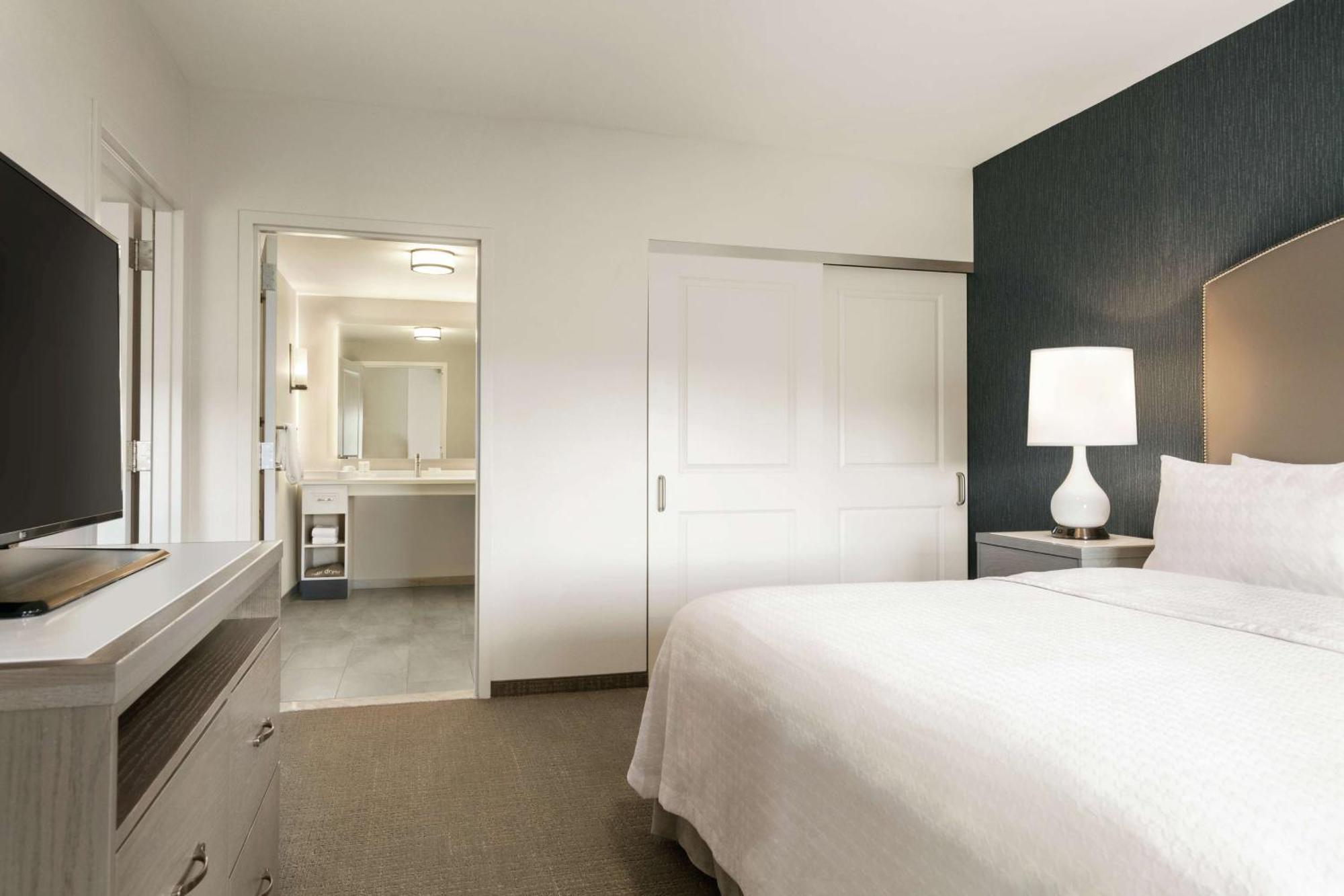 King Suite - Mobility and Hearing Access/Non-Smoking