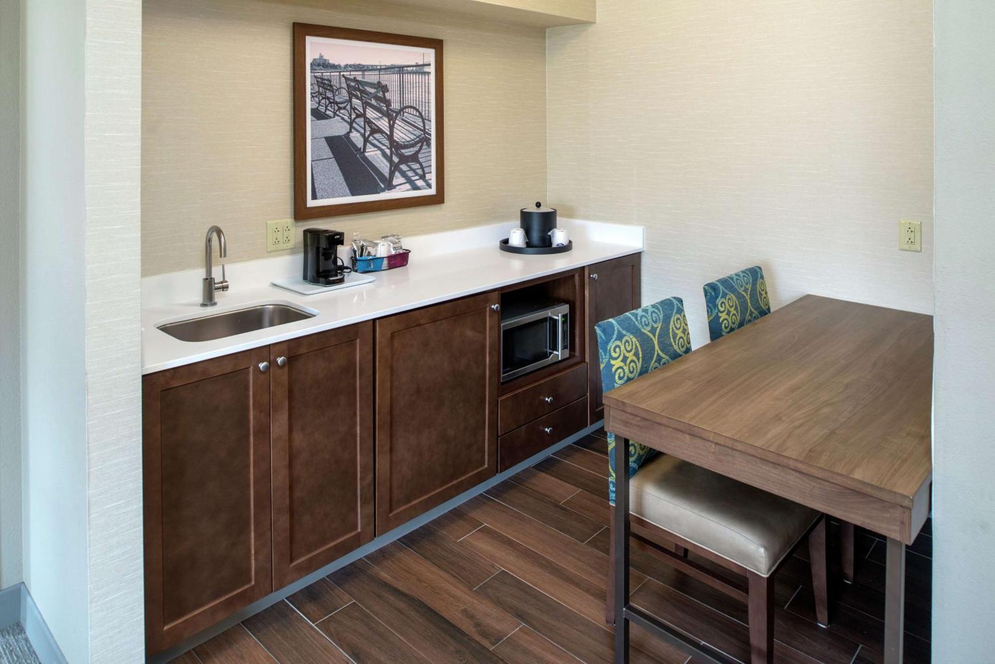 One-Bedroom King Suite - Non-Smoking