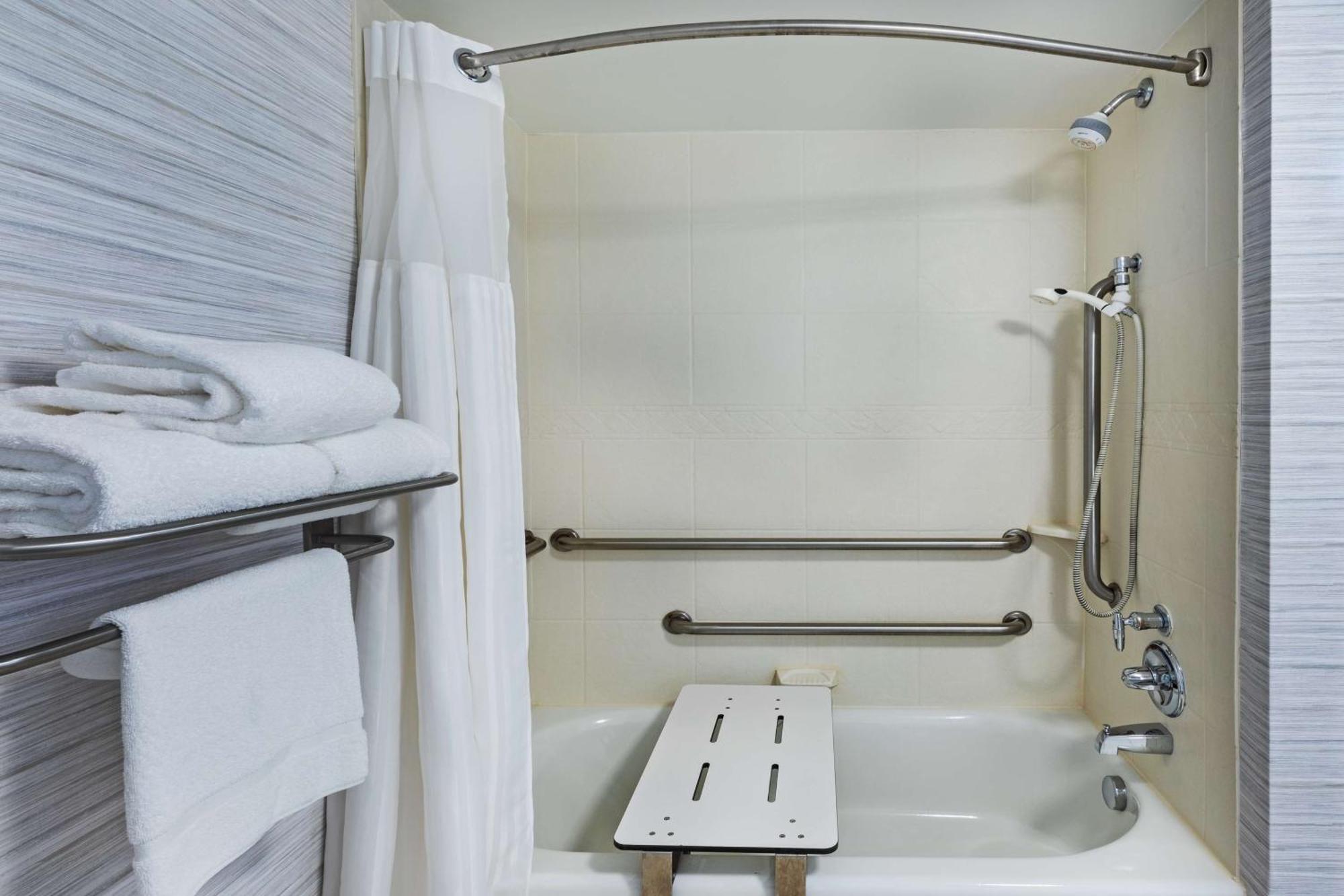 King Room with Bath Tub - Mobility Access