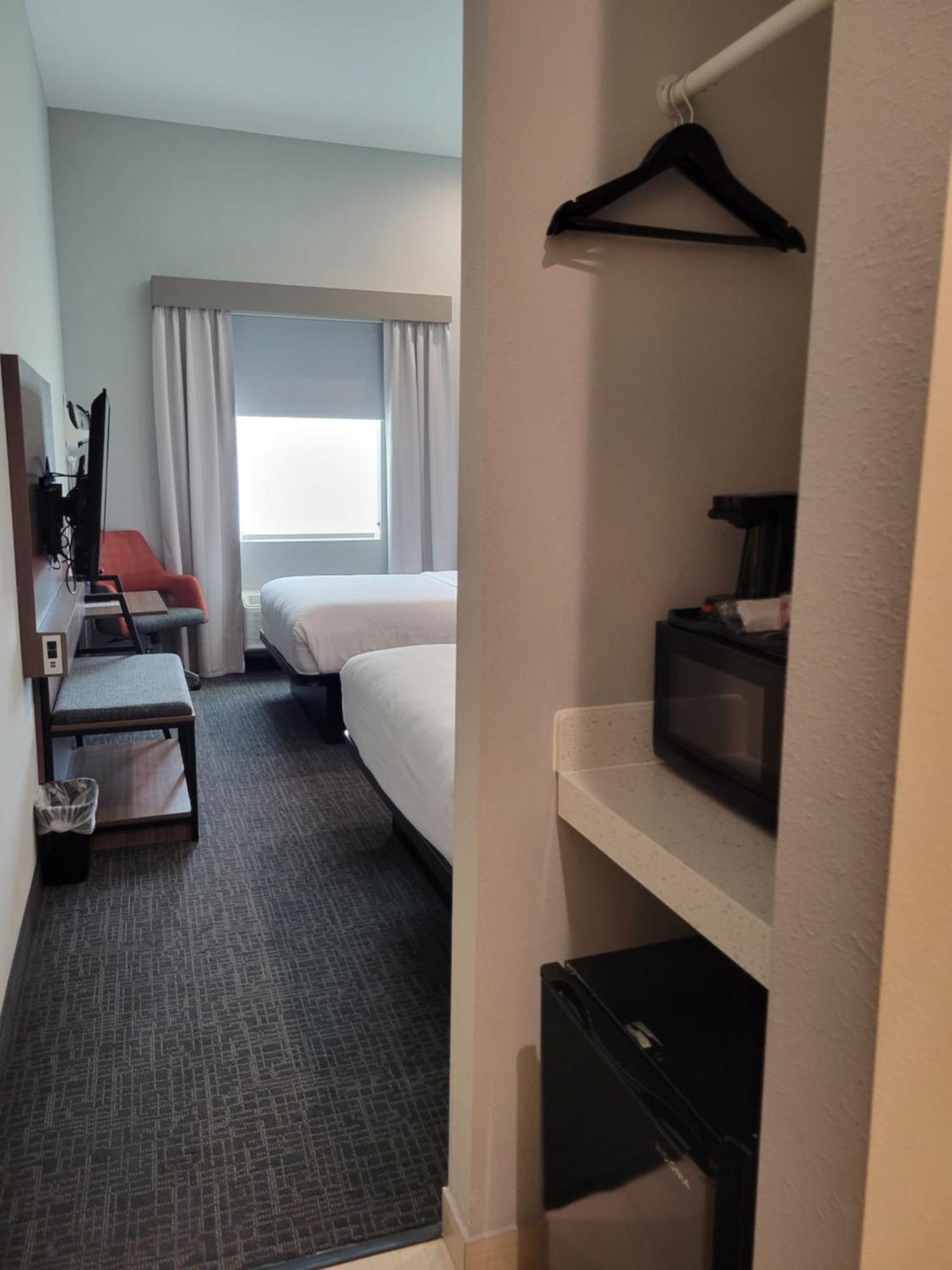 Queen Room Two Queen Beds Accessible tub Visible Fire Alarm Accessible or Non Smoking,1551429295:JPEG
