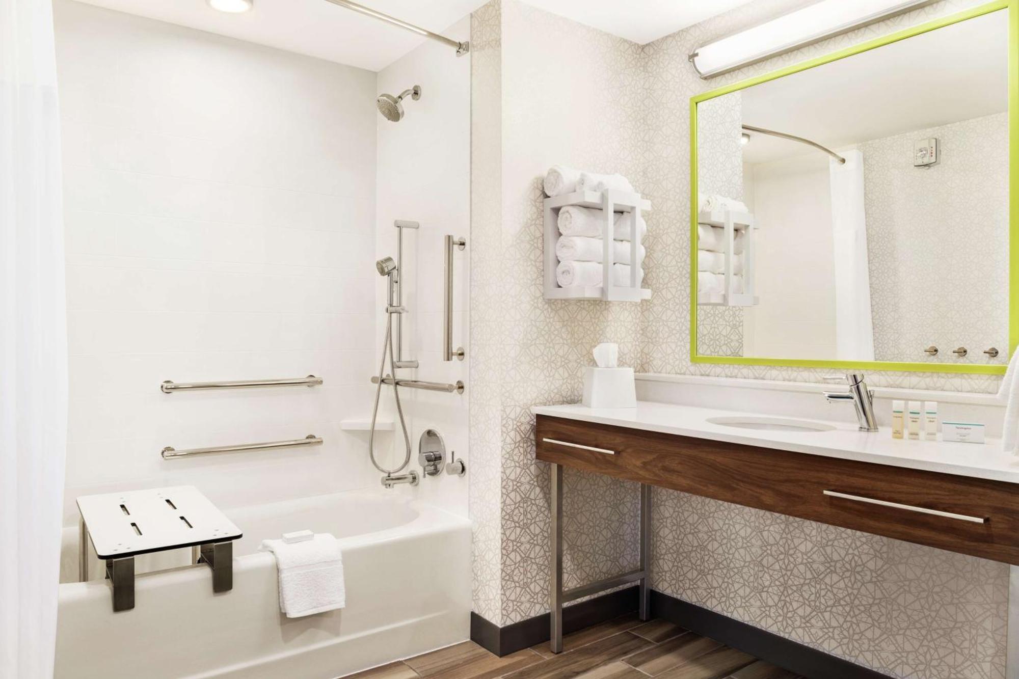 Zimmer mit 2 Queensize-Betten und Badewanne, barrierefrei - Nichtraucher