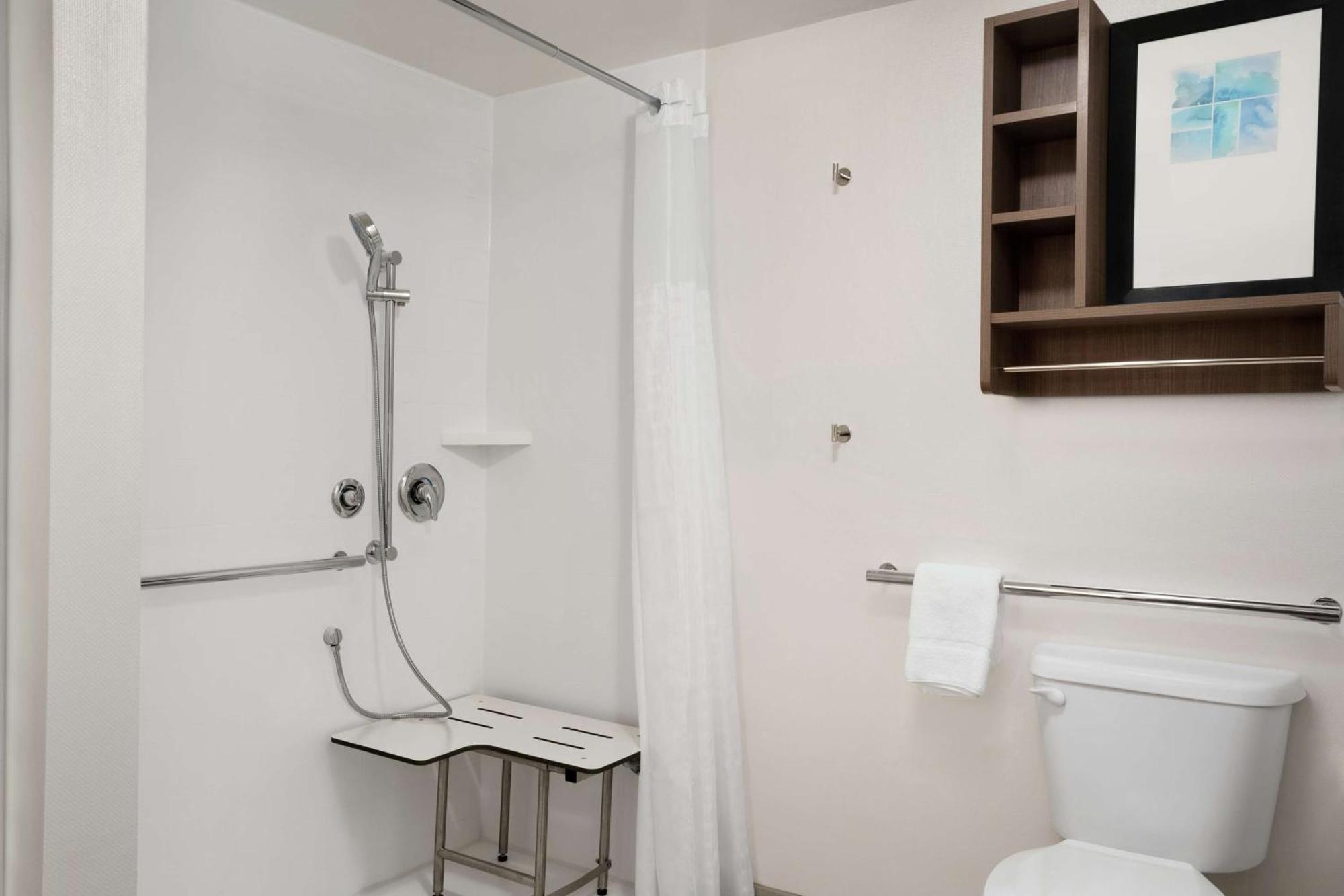 King Studio with Roll-In Shower - Disability Access/Non-Smoking