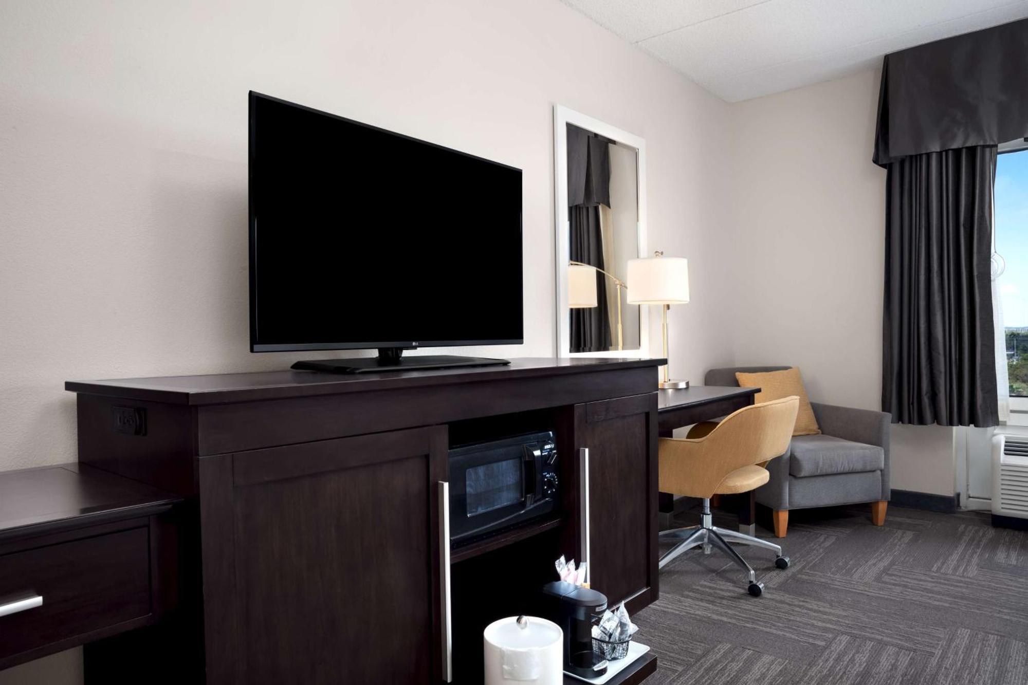 King Room with Roll-In Shower - Mobility and Hearing Access/Non-Smoking,1551659971:JPEG