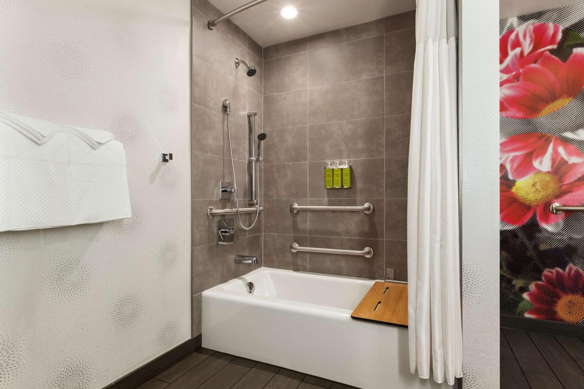 Queen Room with Two Queen Beds and Mobility Accessible Tub,1551991105:JPEG