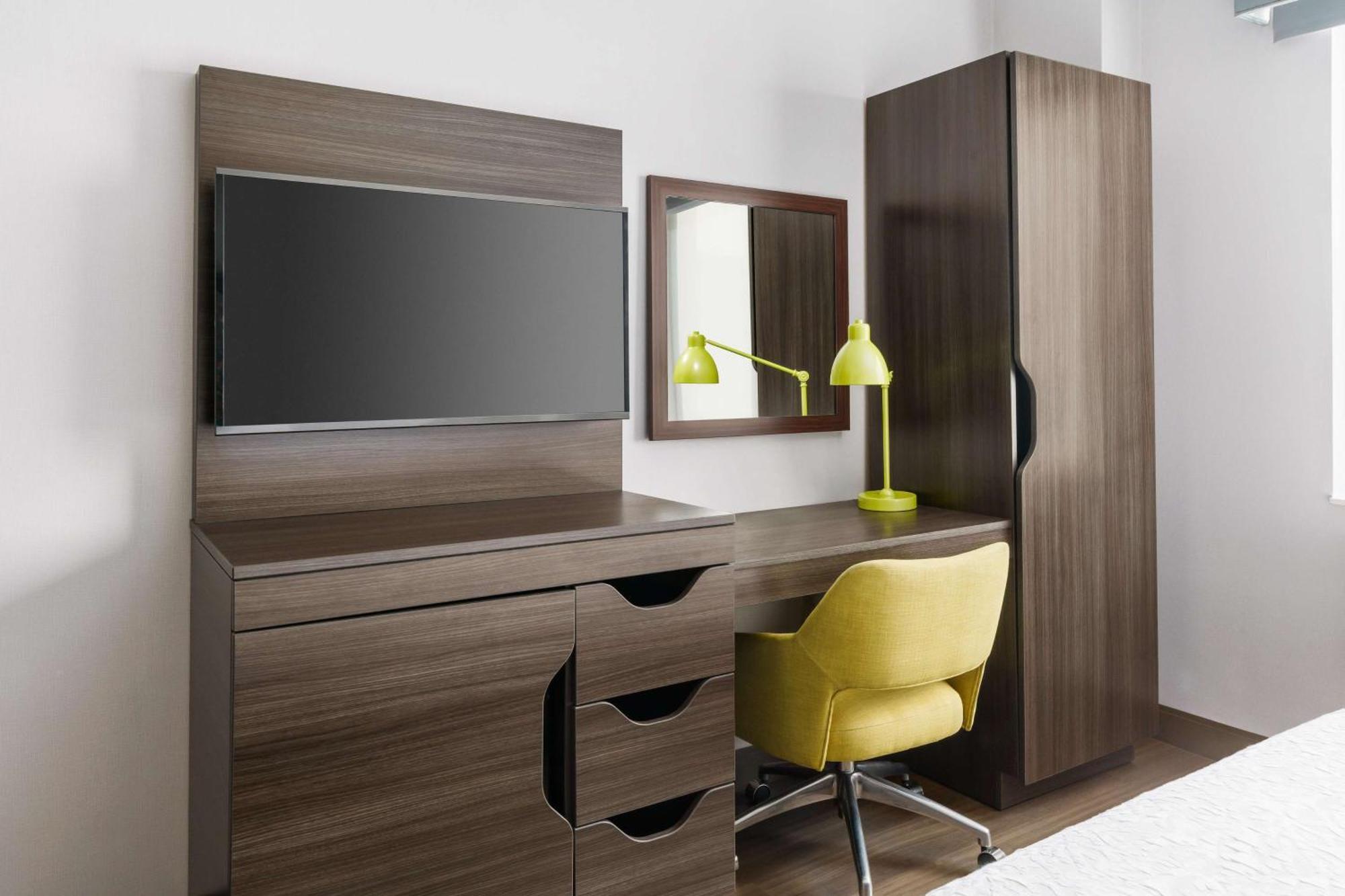 King Room with Roll-In Shower - Mobility Access/Non-Smoking,1552125430:JPEG