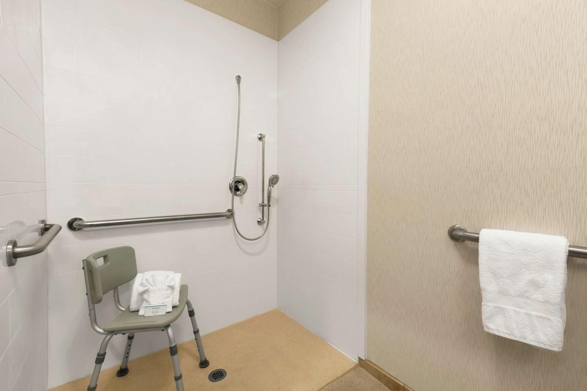 Queen Room with Two Queen Beds and Bath Tub - Mobility Access