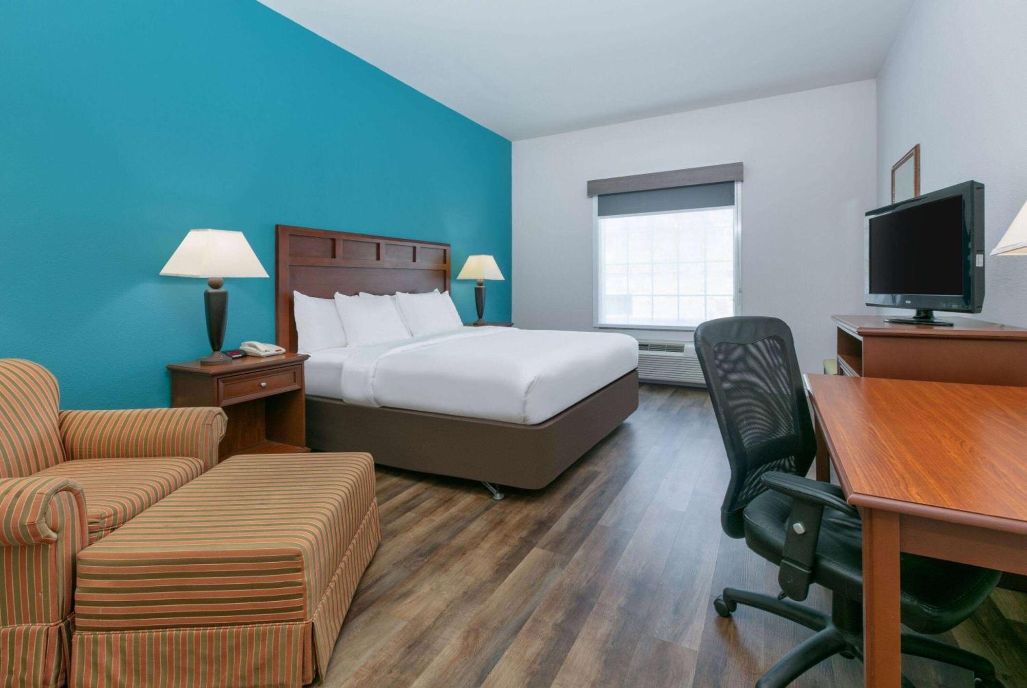 King Room with Bath Tub - Mobility/Hearing Accessible - Non-Smoking