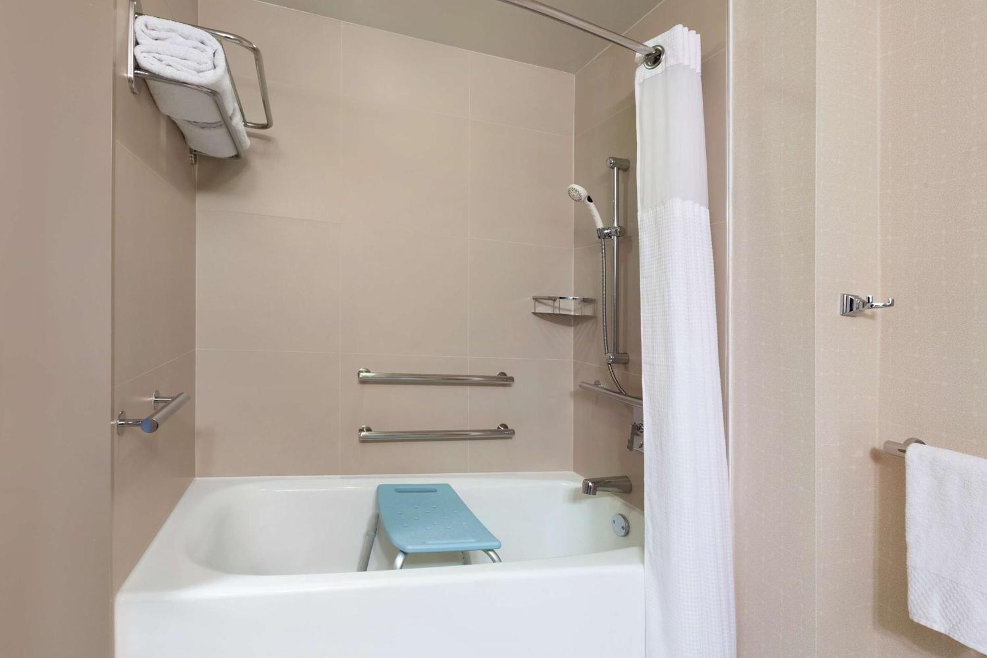 Kamer met Kingsize Bed, Uitzicht op de Stad en Rolstoeltoegankelijk Bad