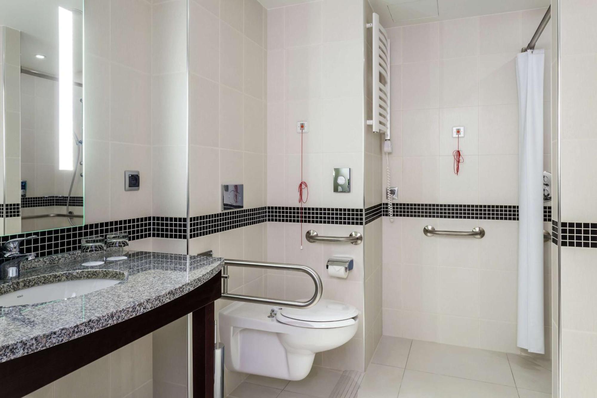 Chambre Lit Queen-Size Accessible aux Personnes à Mobilité Réduite