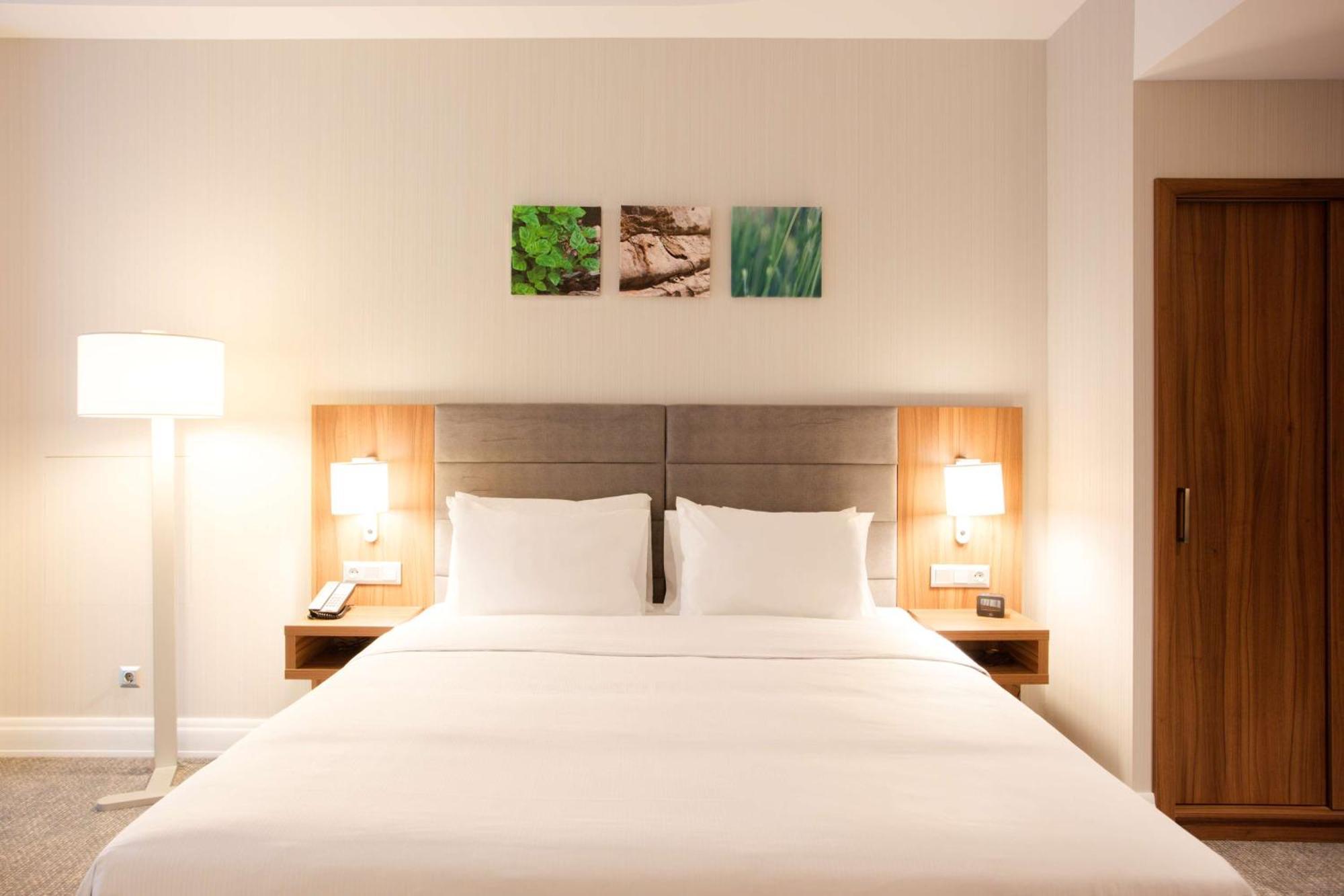 Zimmer mit Kingsize-Bett