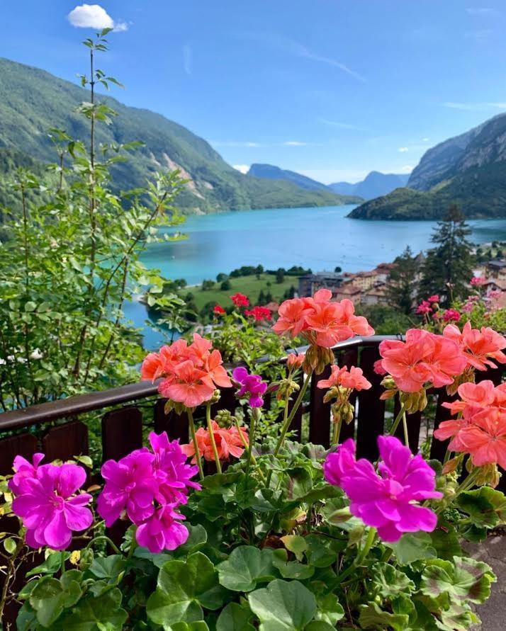 Camera Matrimoniale con Vista Lago