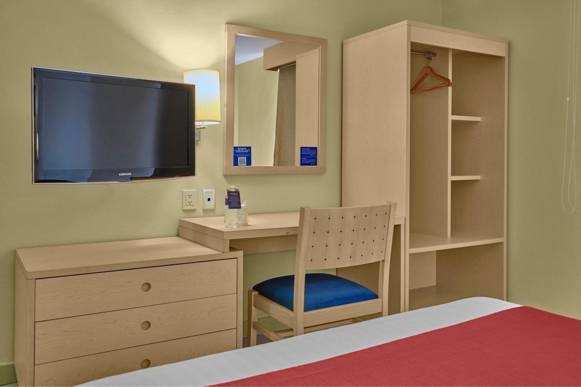 Habitación con cama grande