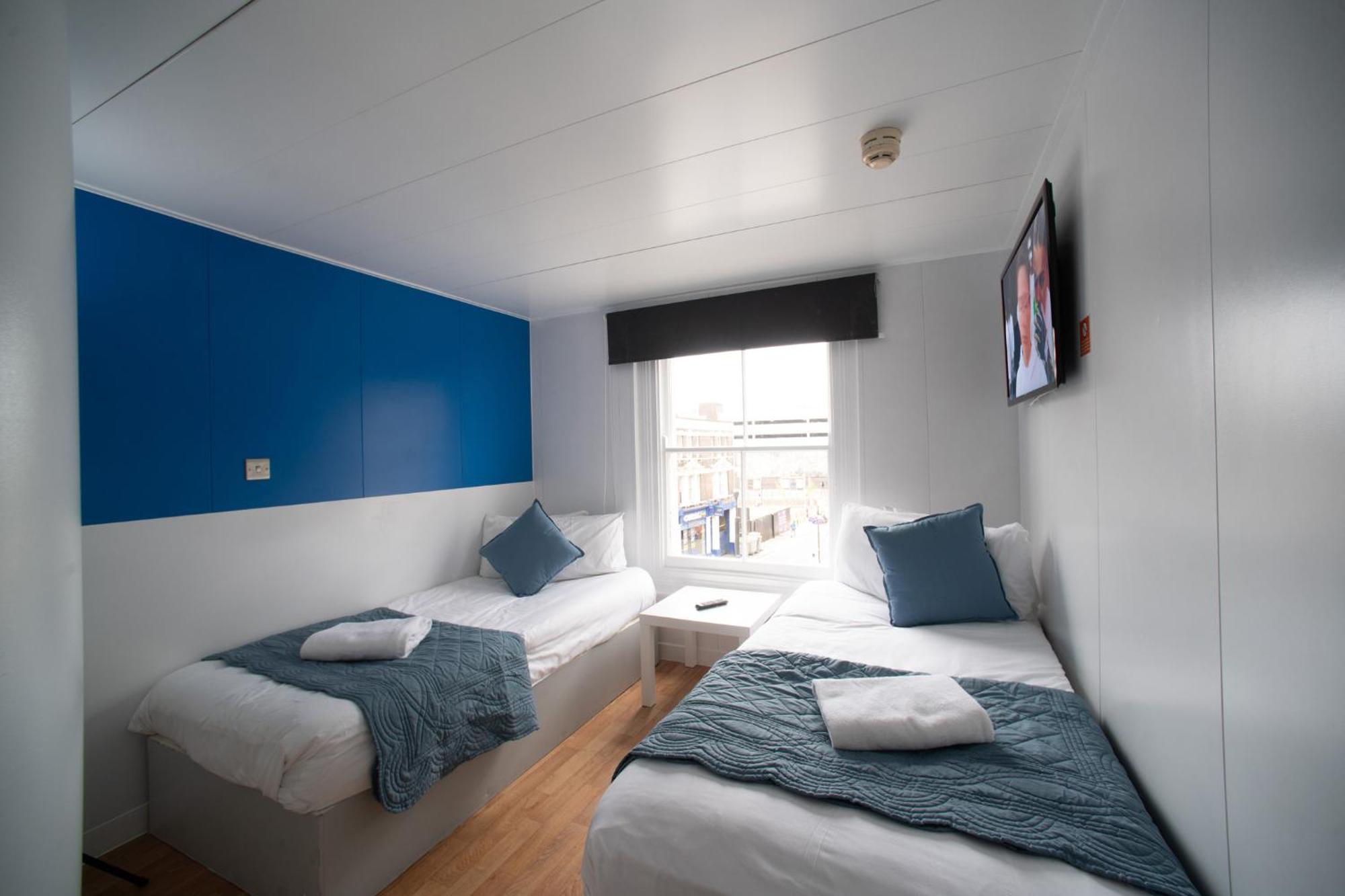 Zweibettzimmer mit Fenster