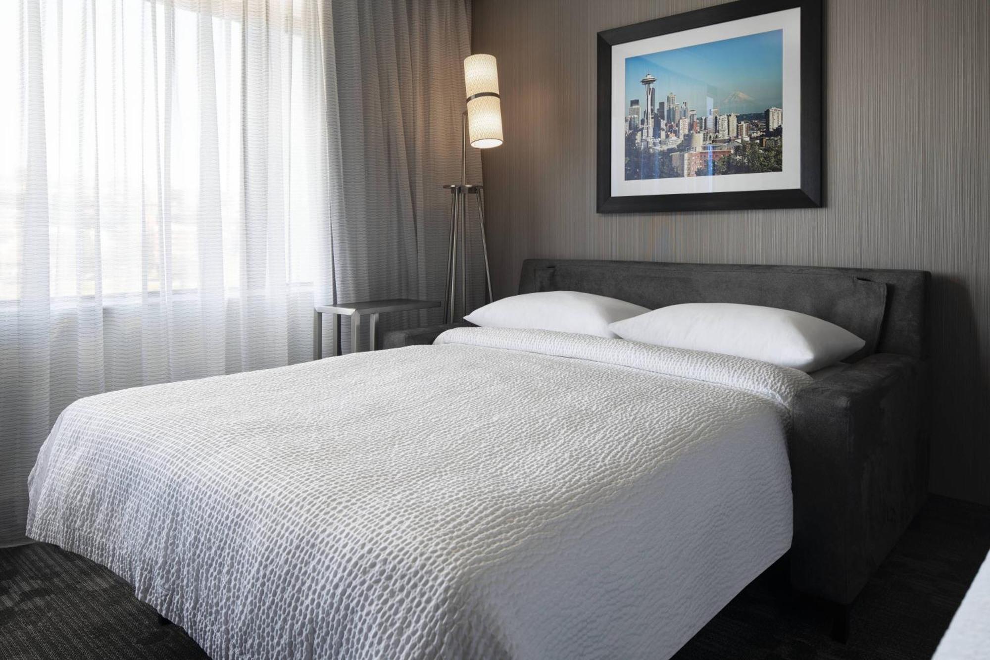 King Guest Room with Sofa Bed and Lake View